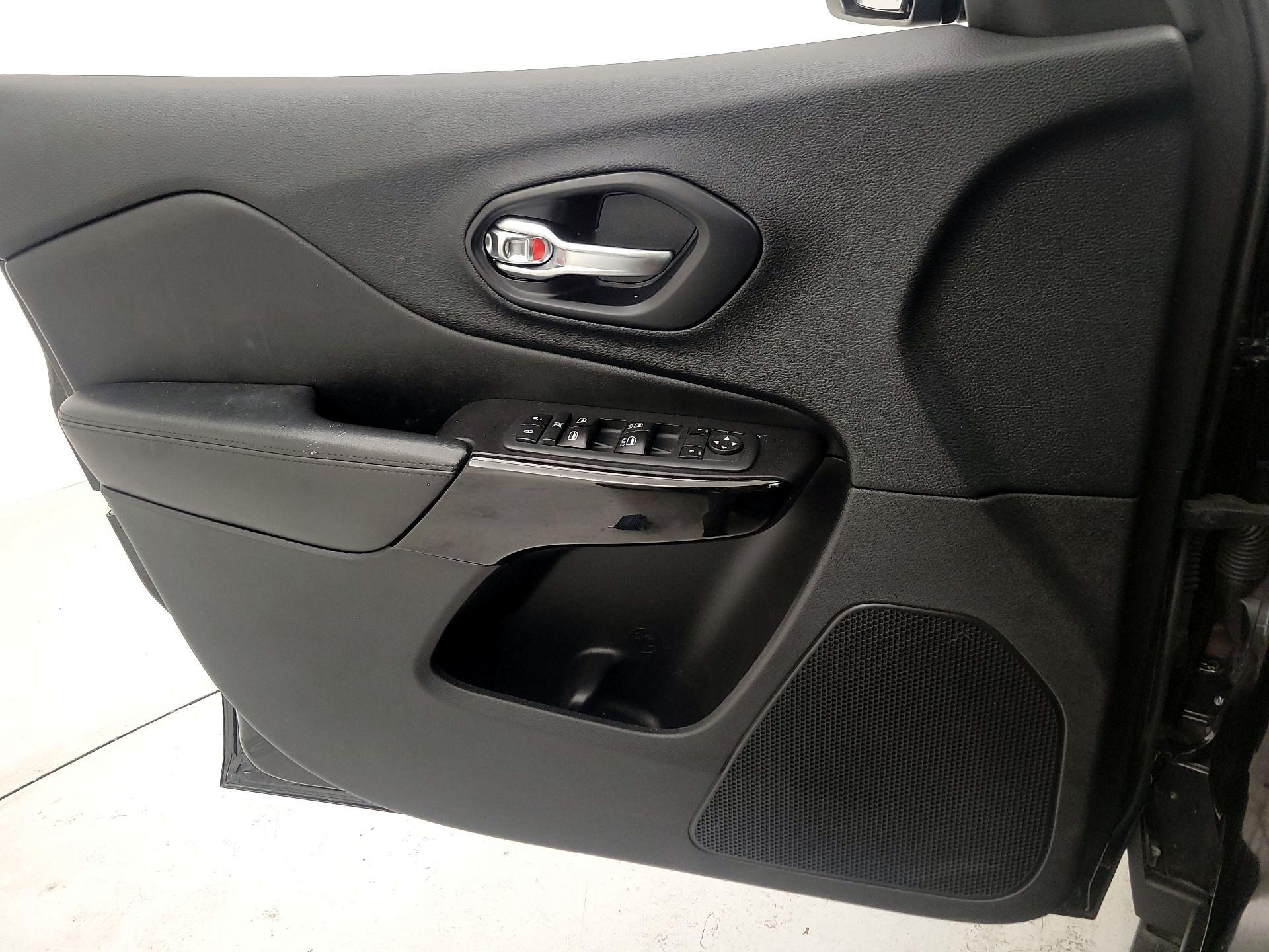 Thumbnail: 2020 Jeep Cherokee - 12