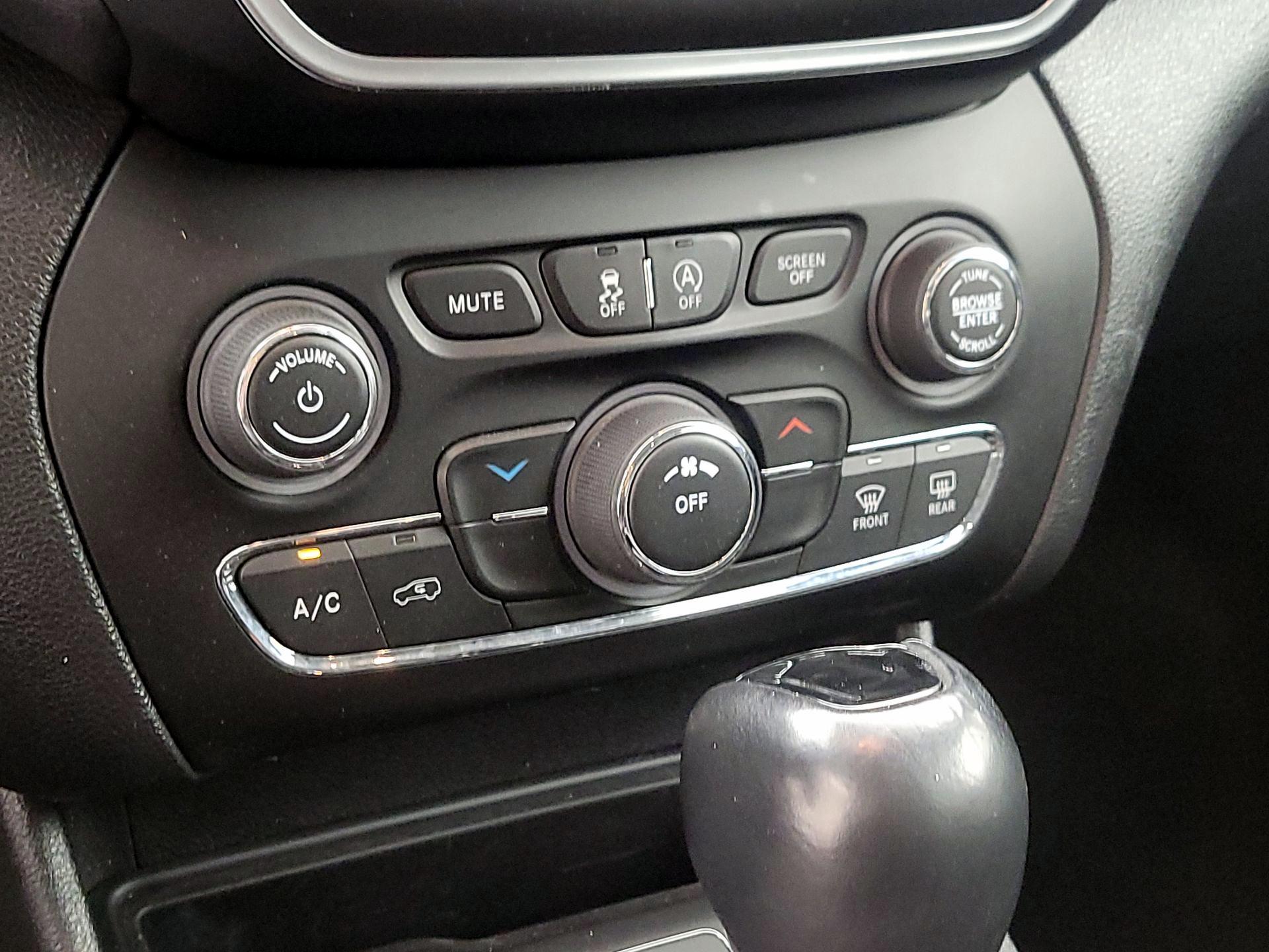 Thumbnail: 2020 Jeep Cherokee - 16