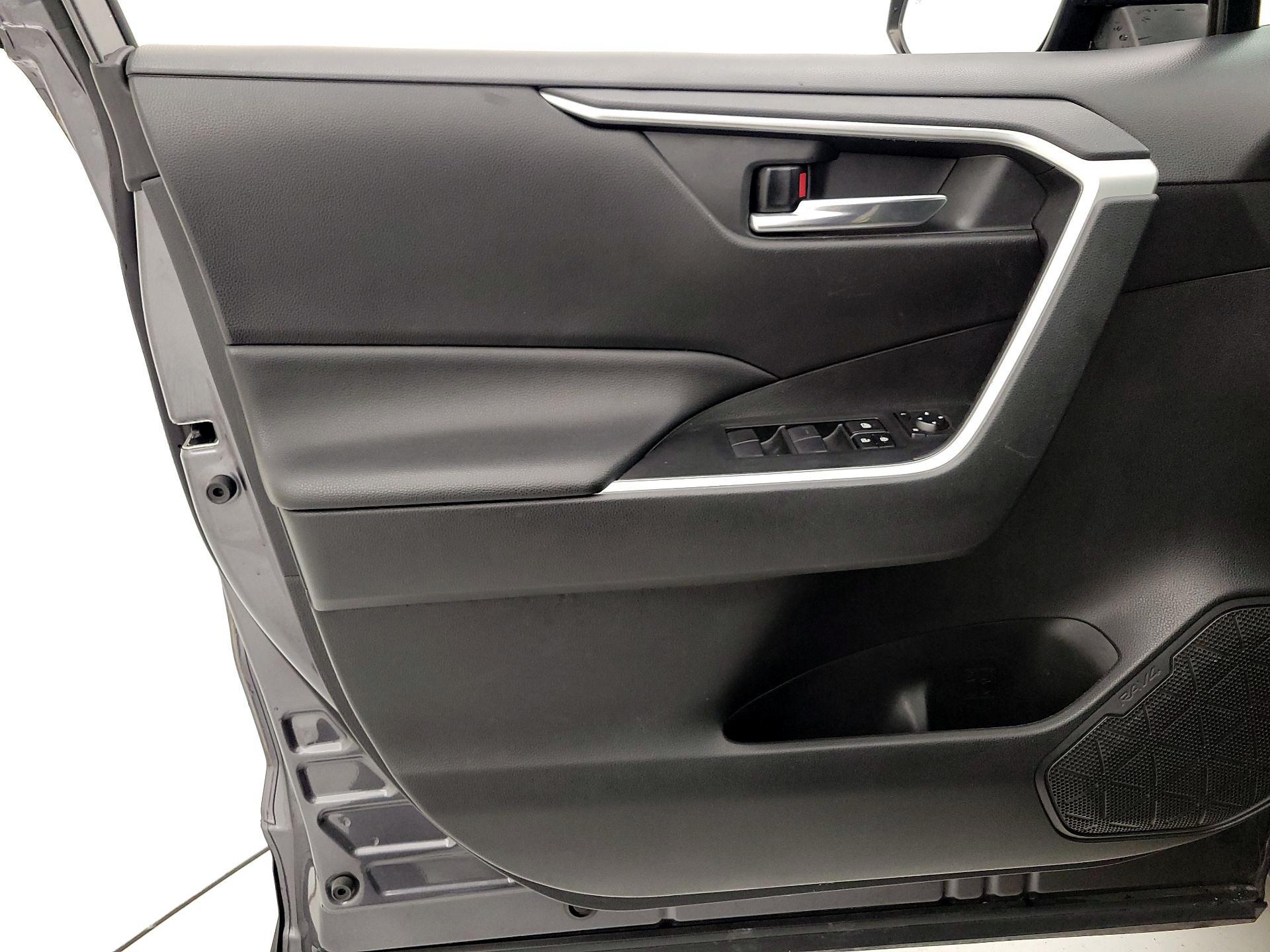 Thumbnail: 2021 Toyota RAV4 - 12