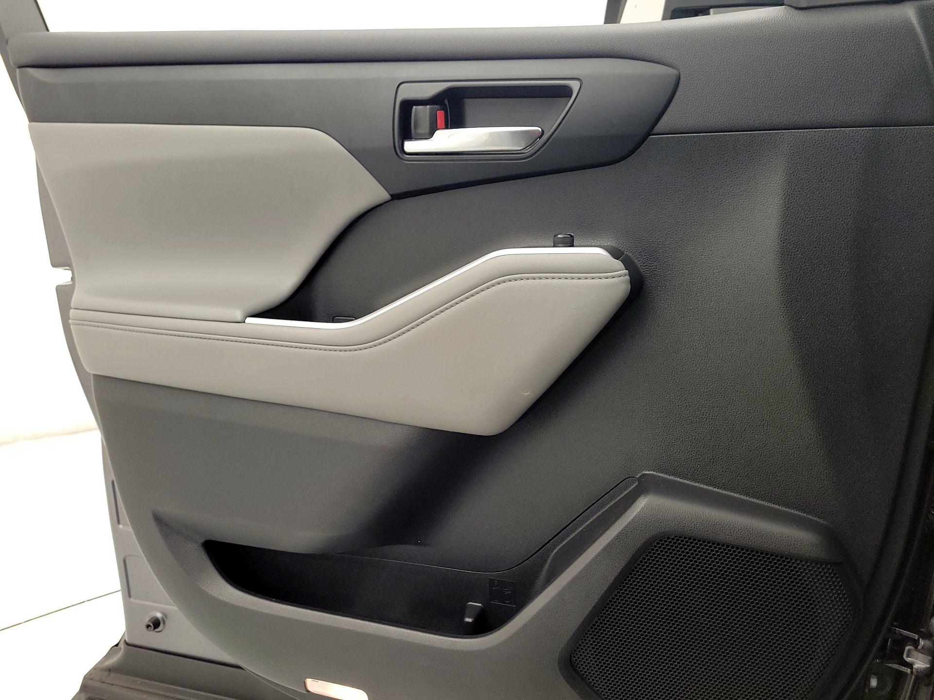 Thumbnail: 2022 Toyota Highlander - 12