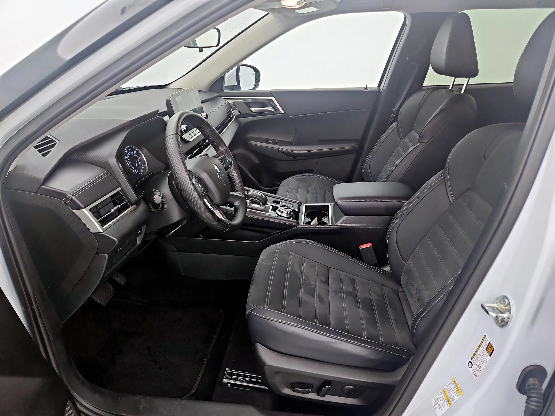 Thumbnail: 2024 Mitsubishi Outlander - 11