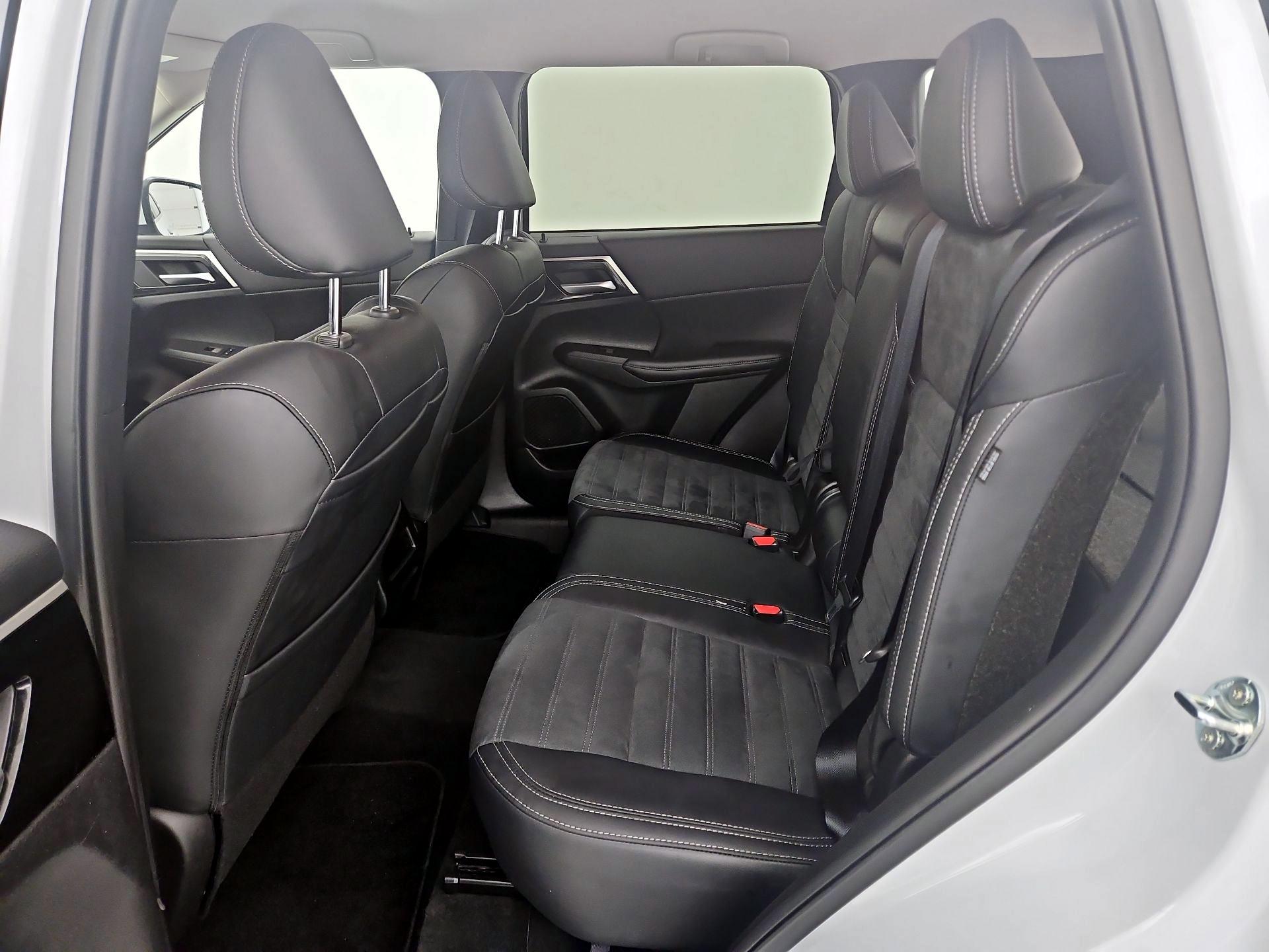 Thumbnail: 2024 Mitsubishi Outlander - 20