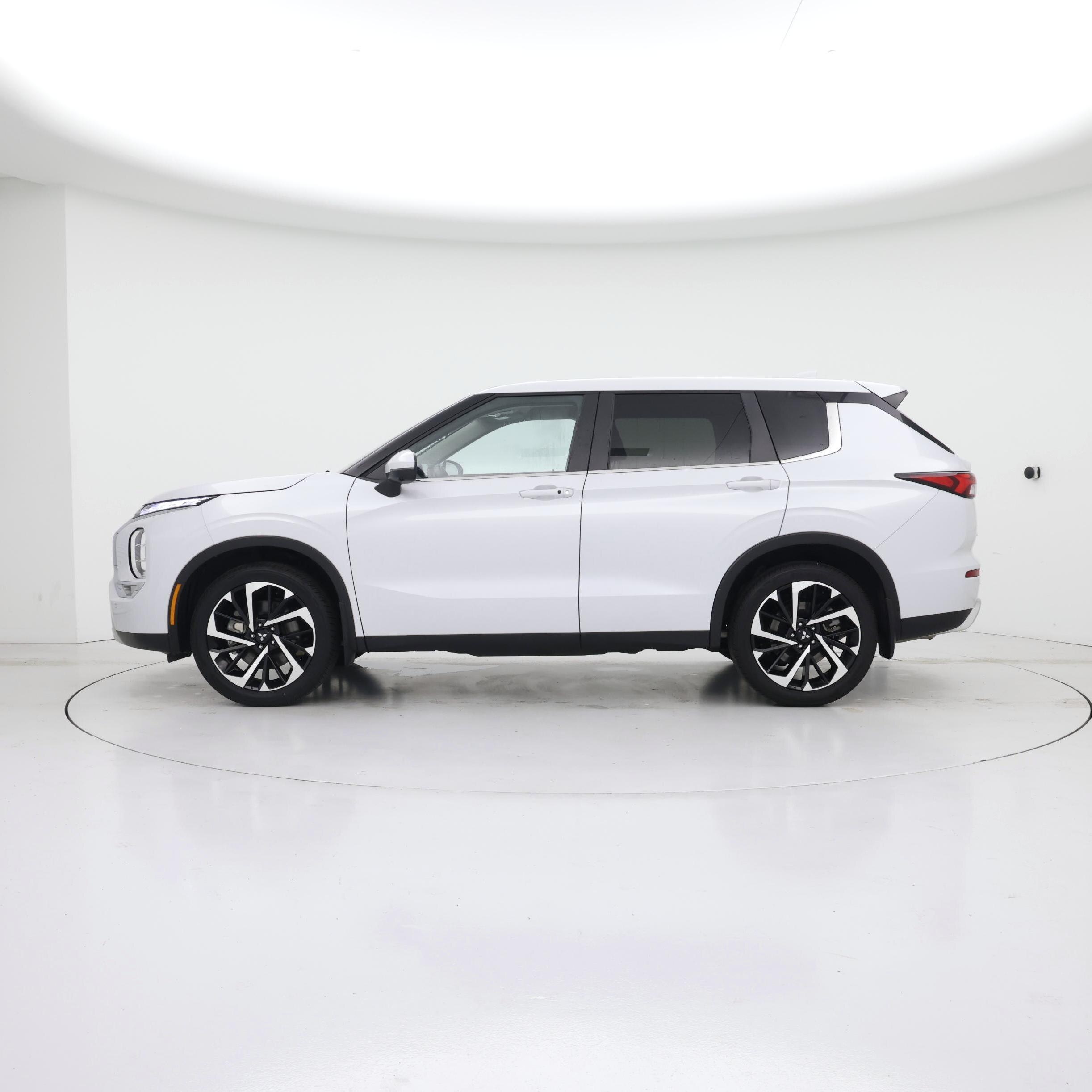 Thumbnail: 2024 Mitsubishi Outlander - 3