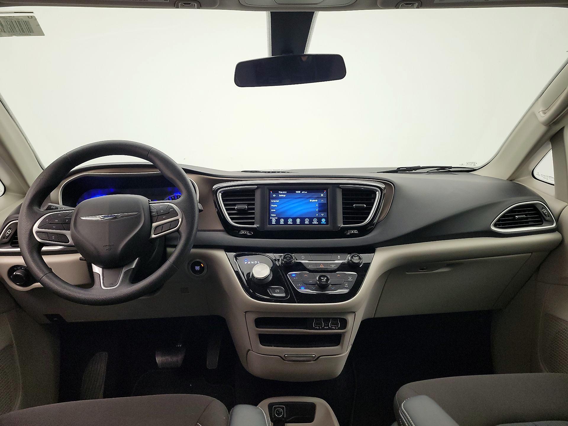 Thumbnail: 2021 Chrysler Voyager - 9