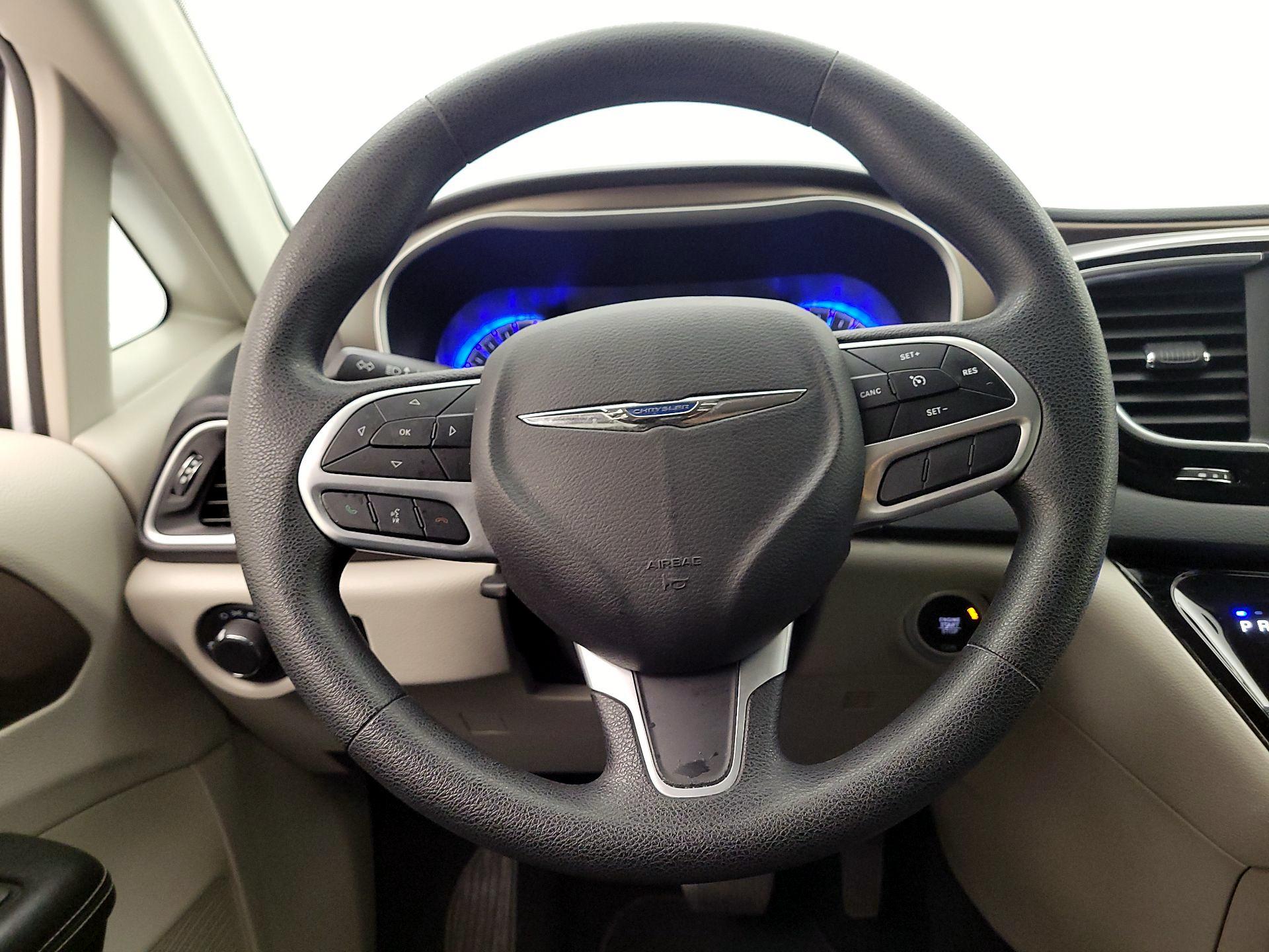 Thumbnail: 2021 Chrysler Voyager - 10