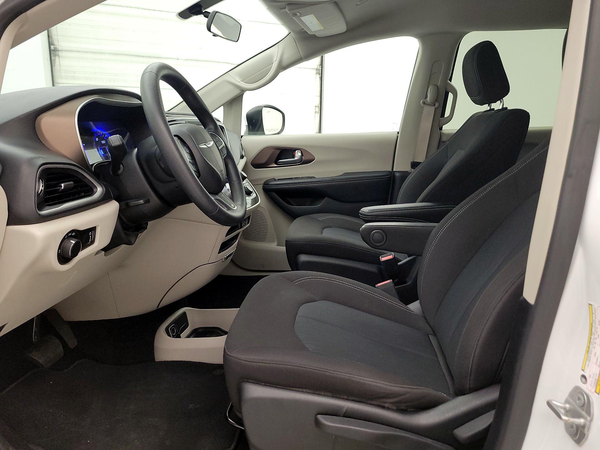 Thumbnail: 2021 Chrysler Voyager - 11