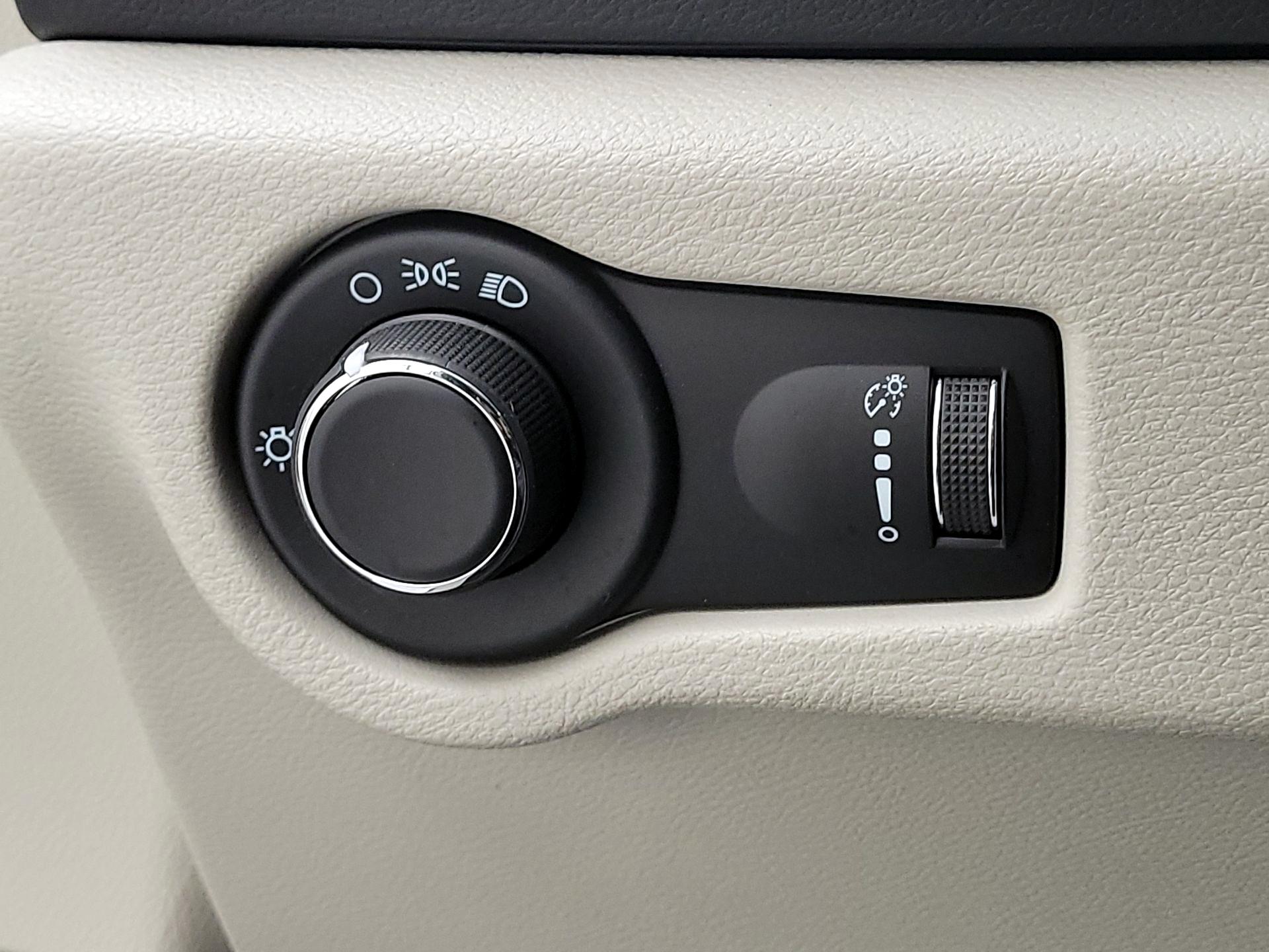 Thumbnail: 2021 Chrysler Voyager - 13