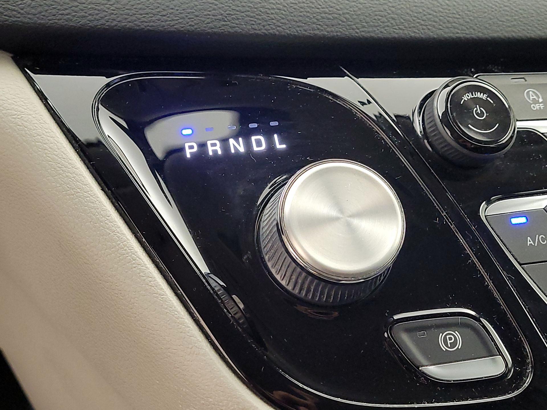 Thumbnail: 2021 Chrysler Voyager - 17