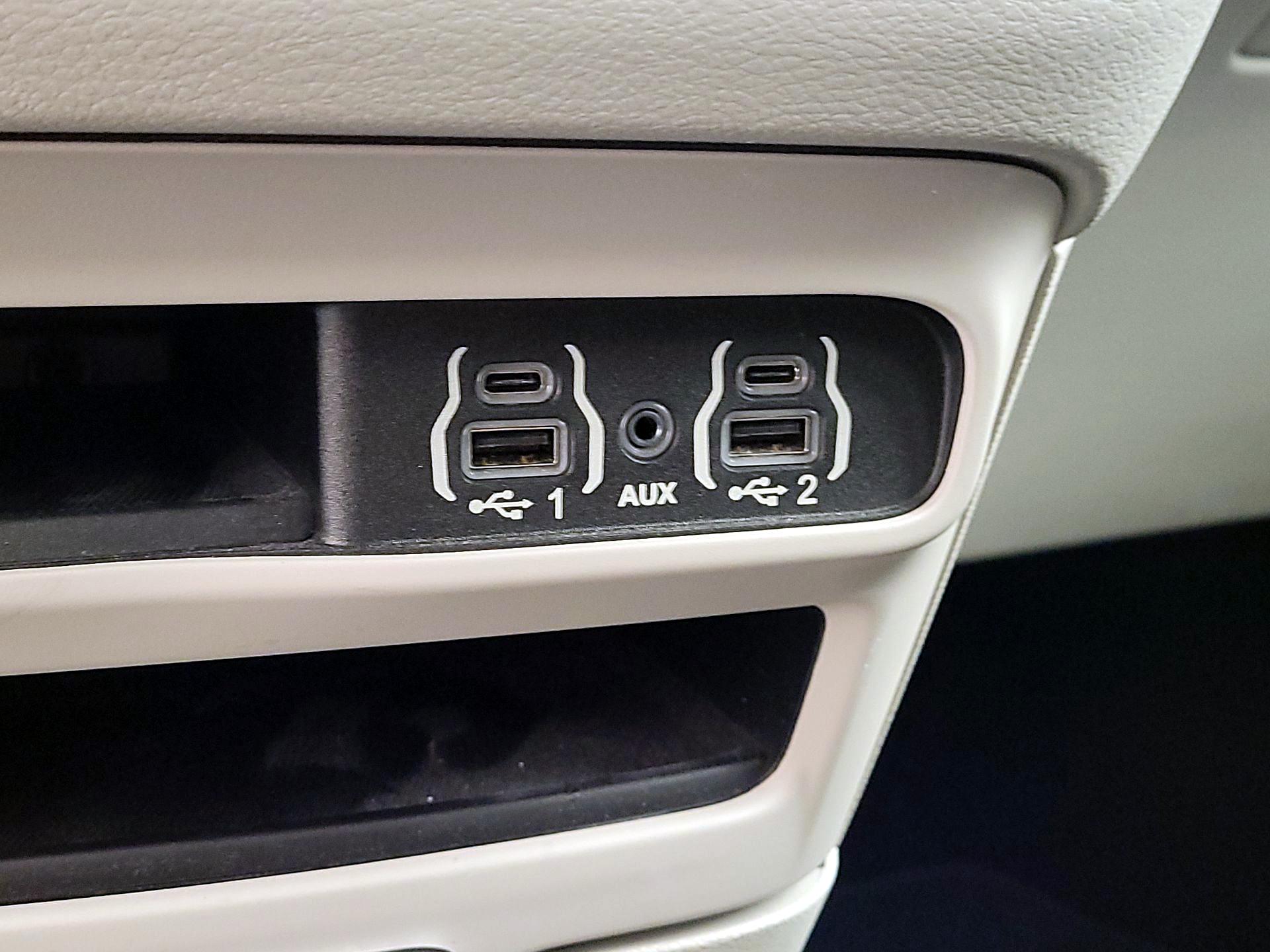 Thumbnail: 2021 Chrysler Voyager - 18