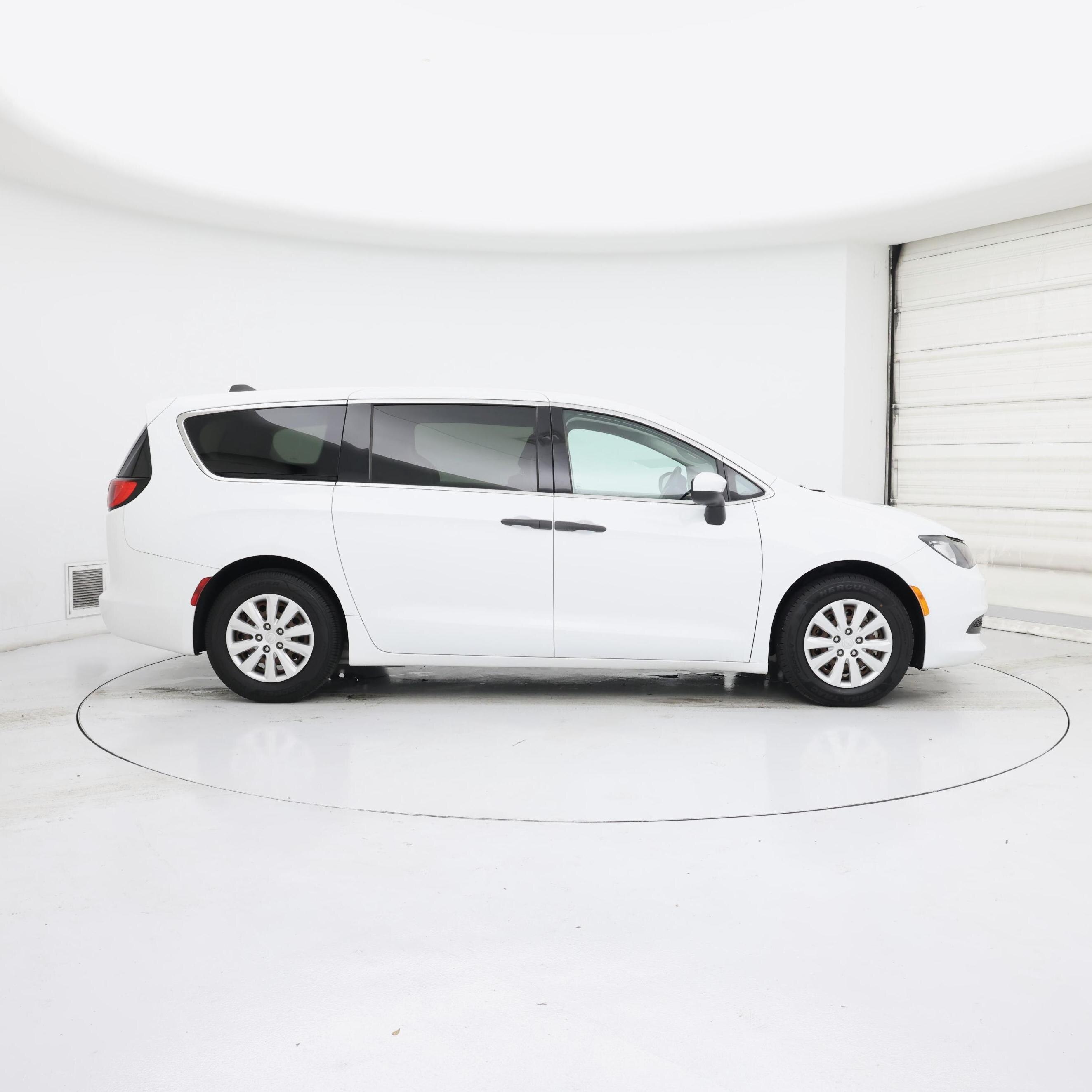 Thumbnail: 2021 Chrysler Voyager - 7