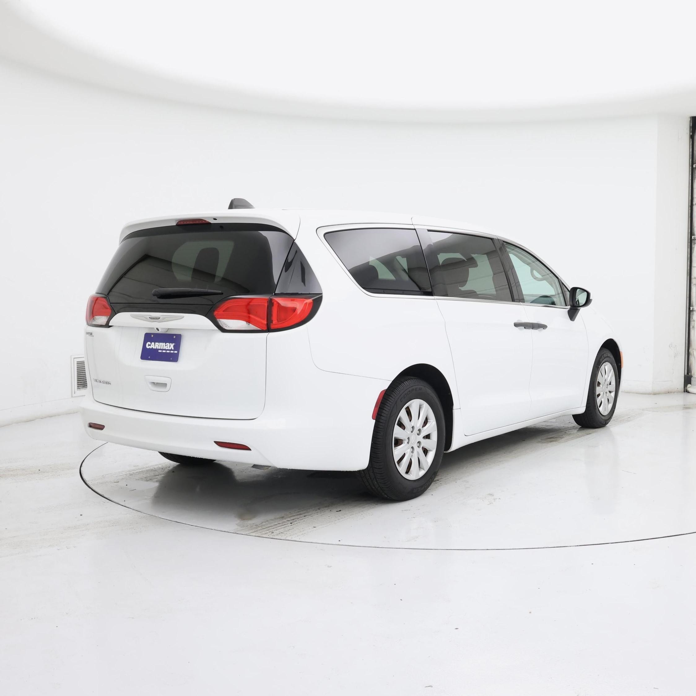 Thumbnail: 2021 Chrysler Voyager - 8