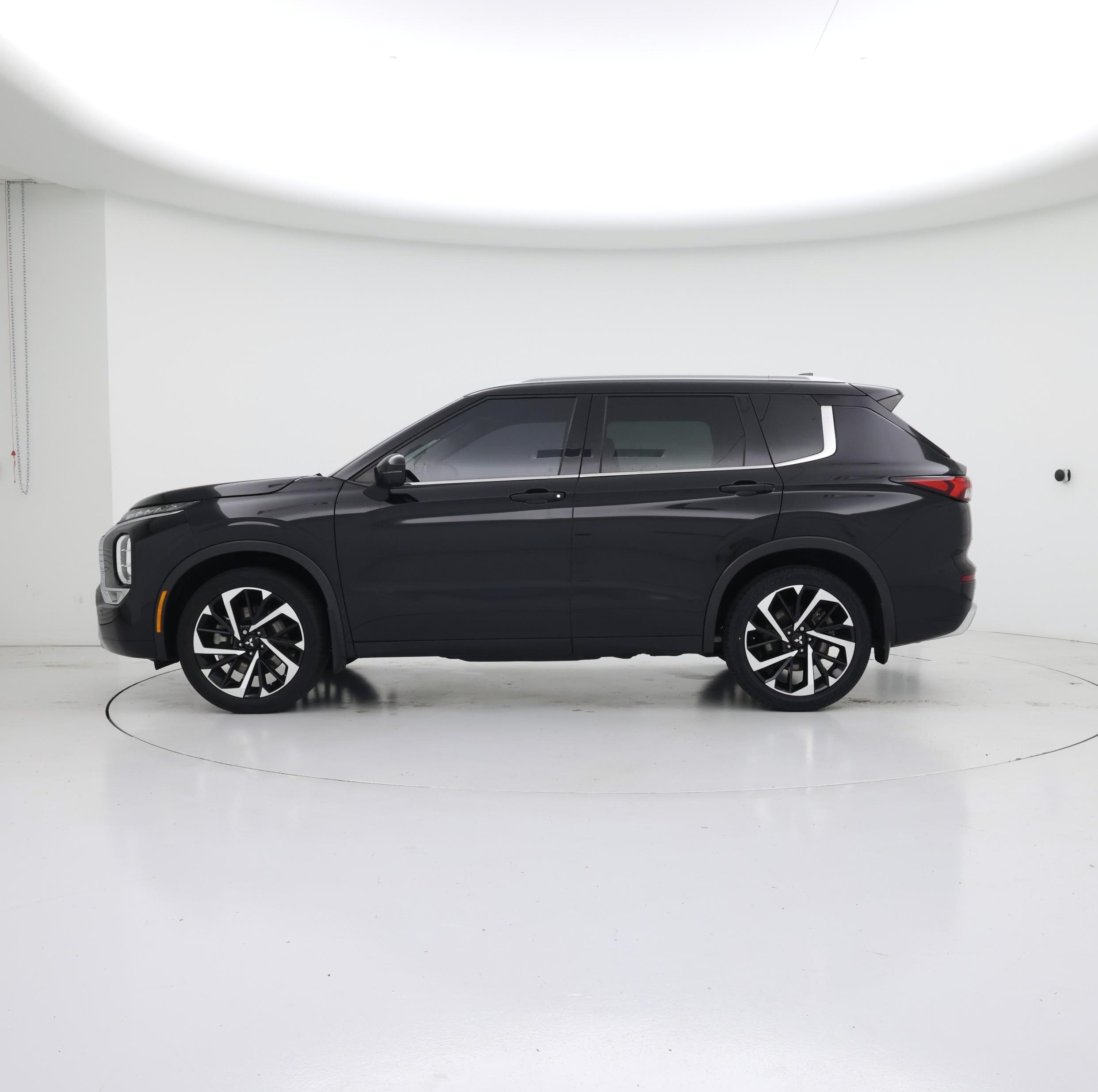 Thumbnail: 2022 Mitsubishi Outlander - 3