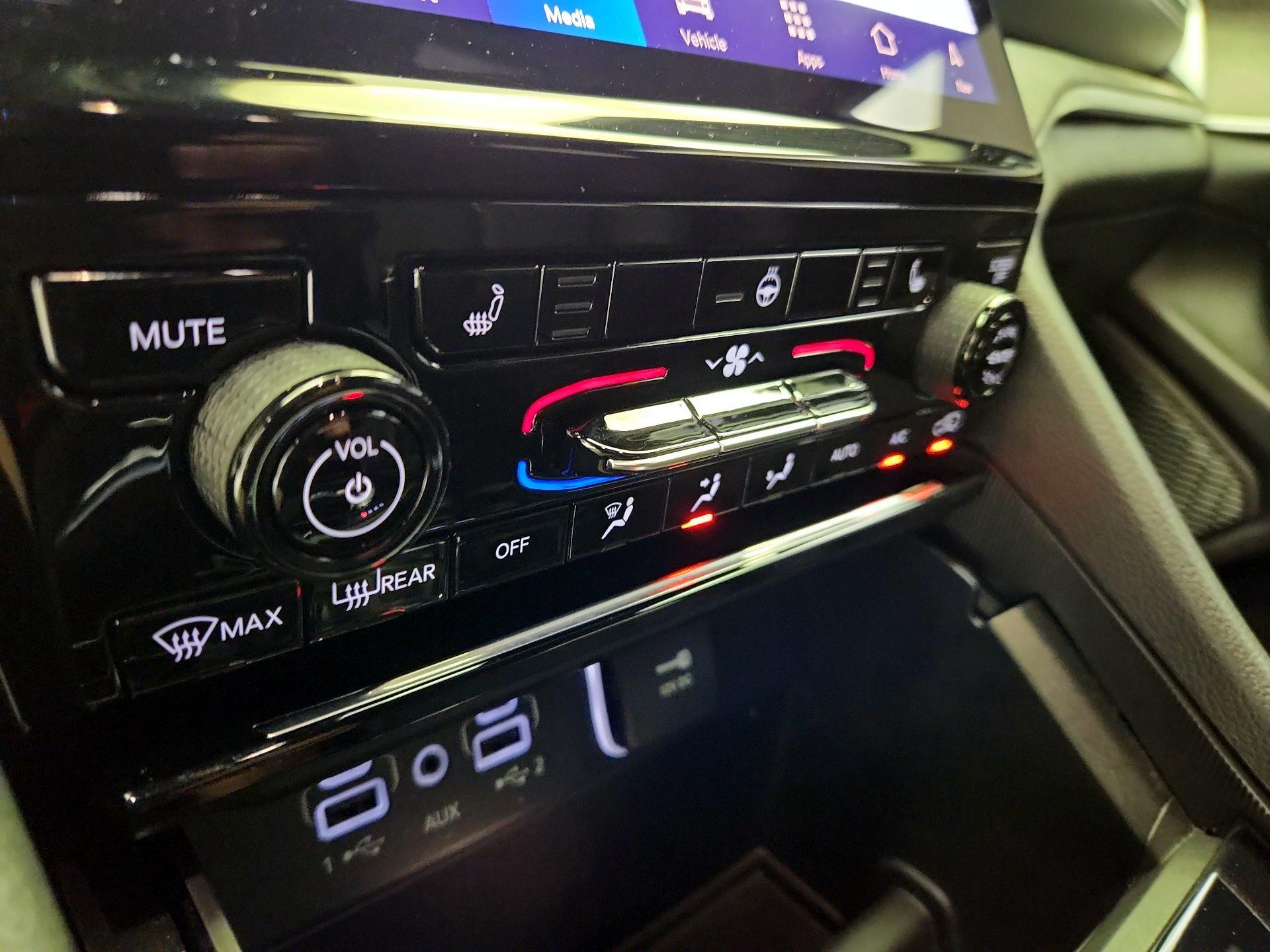 Thumbnail: 2024 Jeep Grand Cherokee - 17