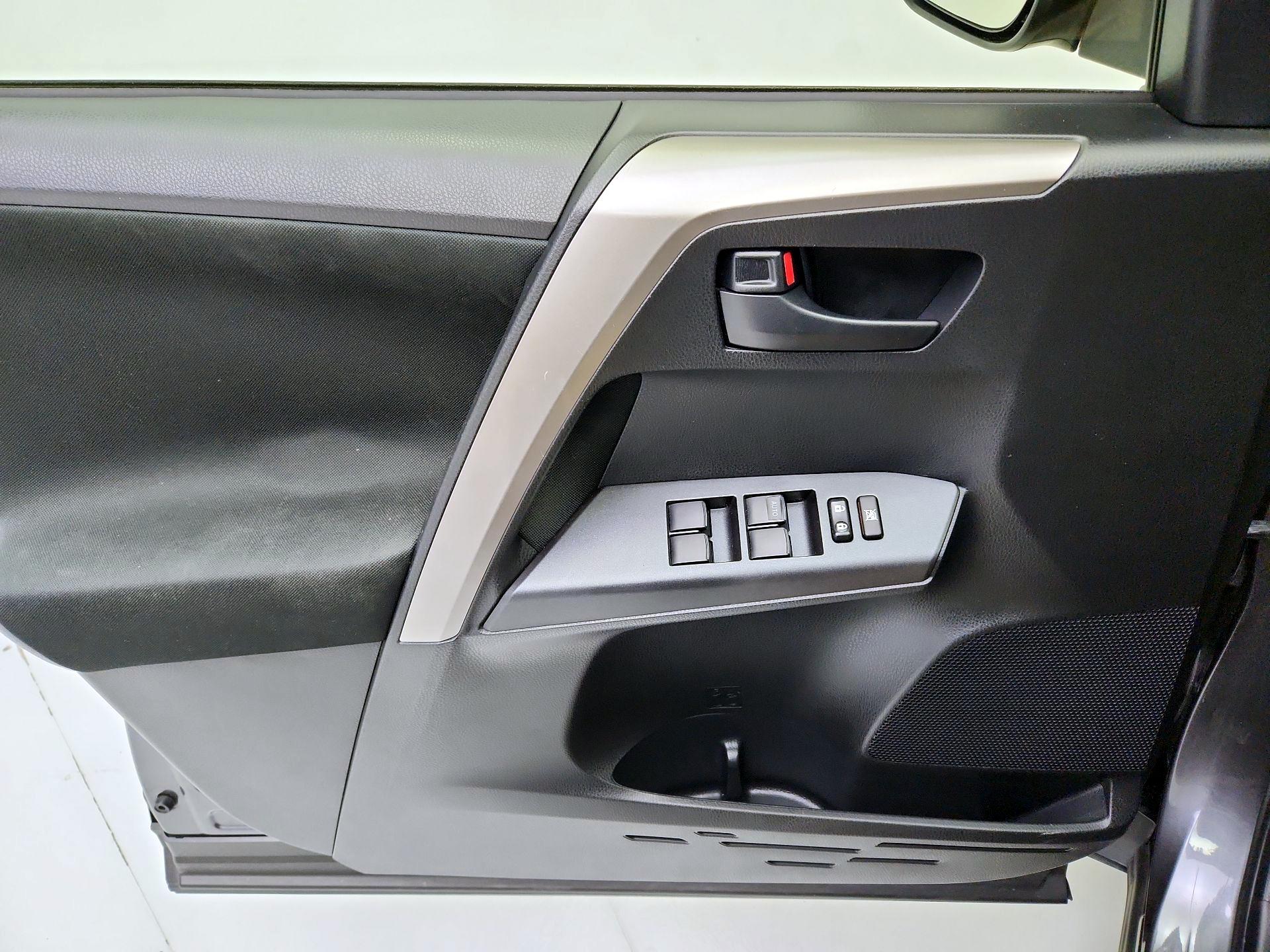 Thumbnail: 2018 Toyota RAV4 - 12