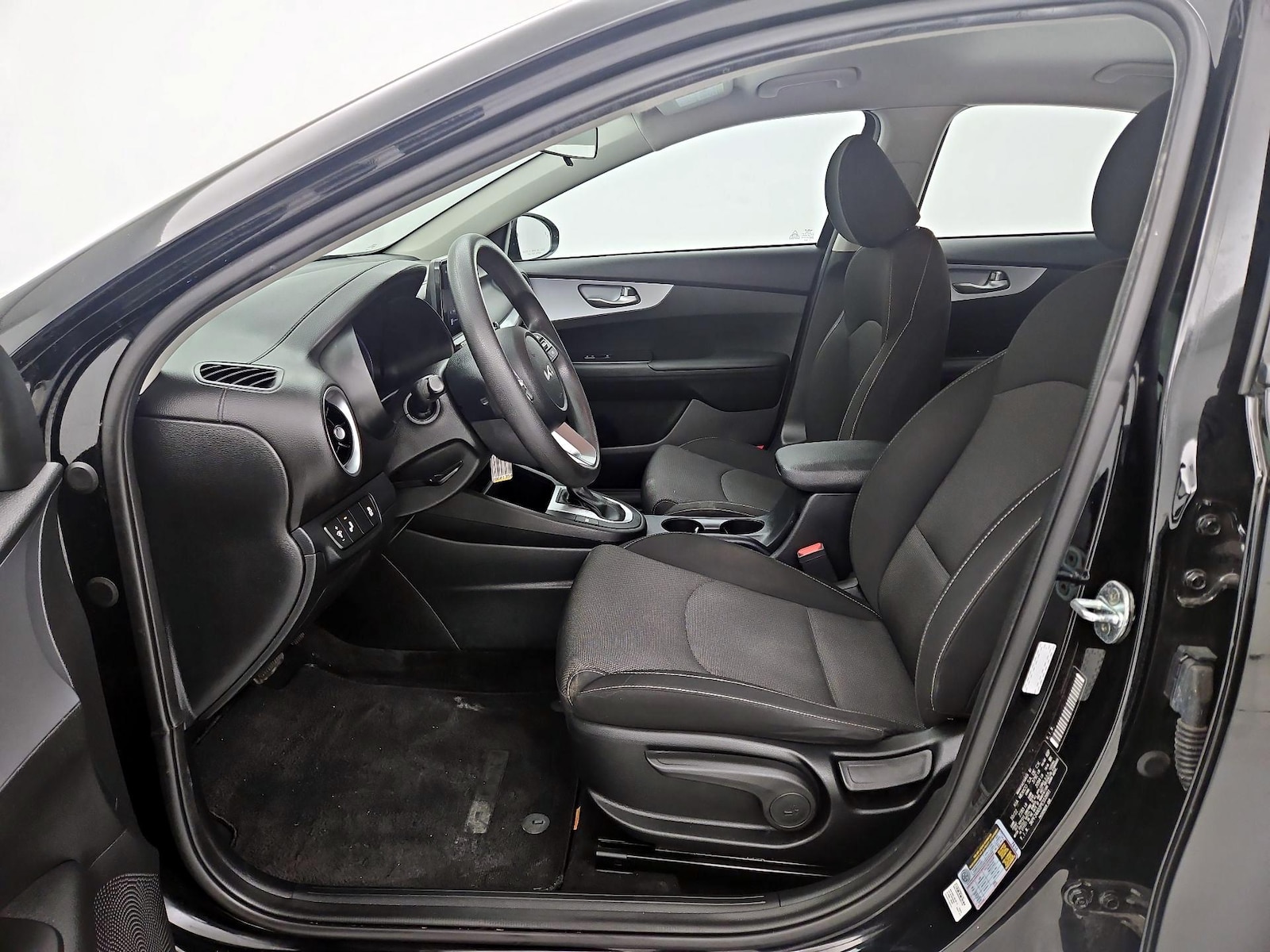 2023 Kia Forte LXS - Photo 12