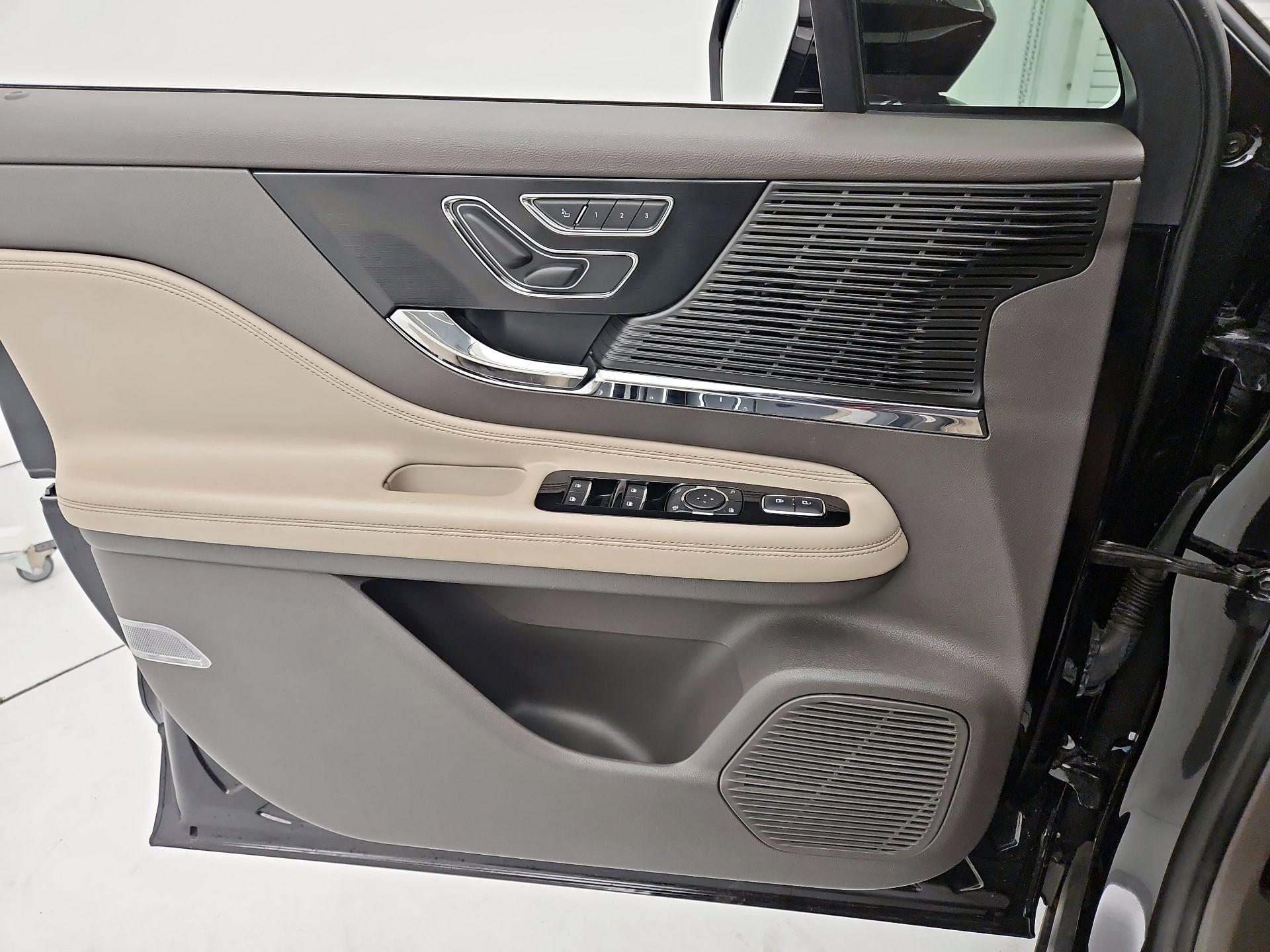 Thumbnail: 2020 Lincoln Corsair - 12