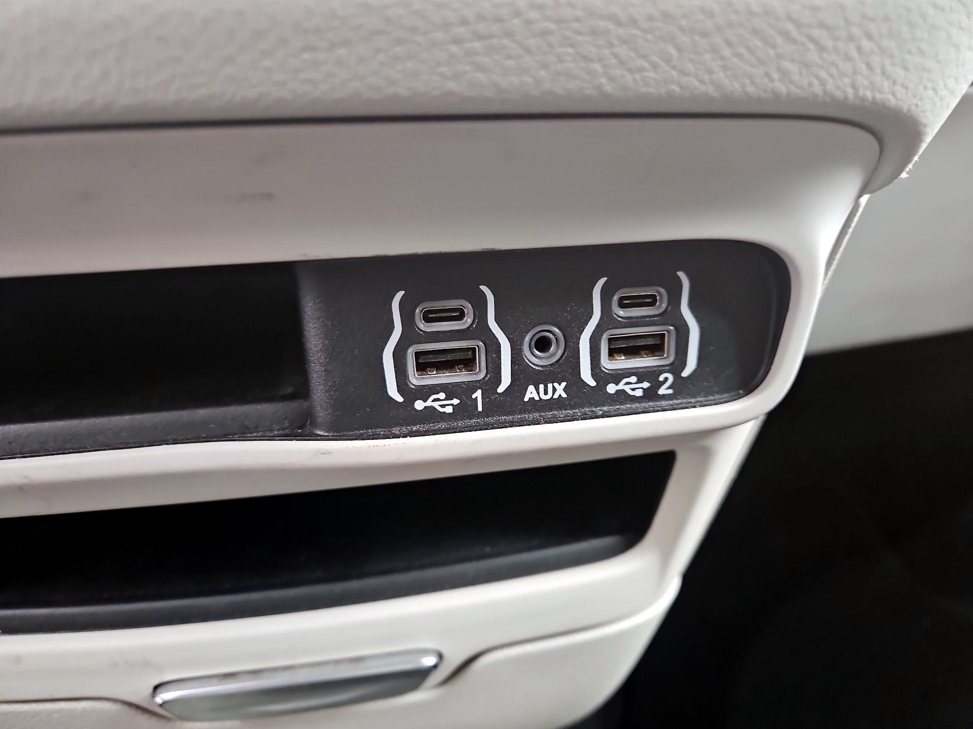 Thumbnail: 2023 Chrysler Pacifica - 18