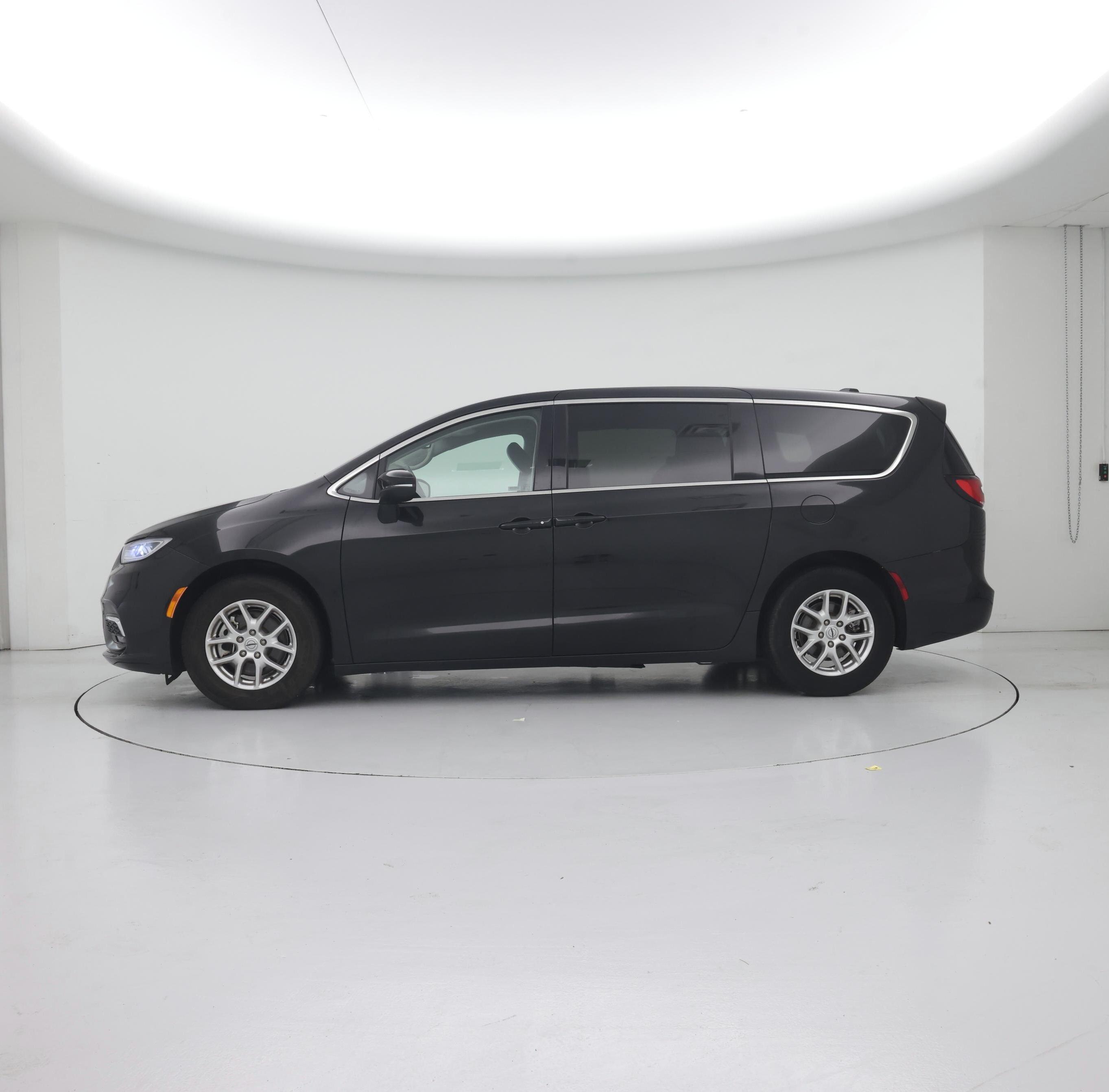 Thumbnail: 2023 Chrysler Pacifica - 3