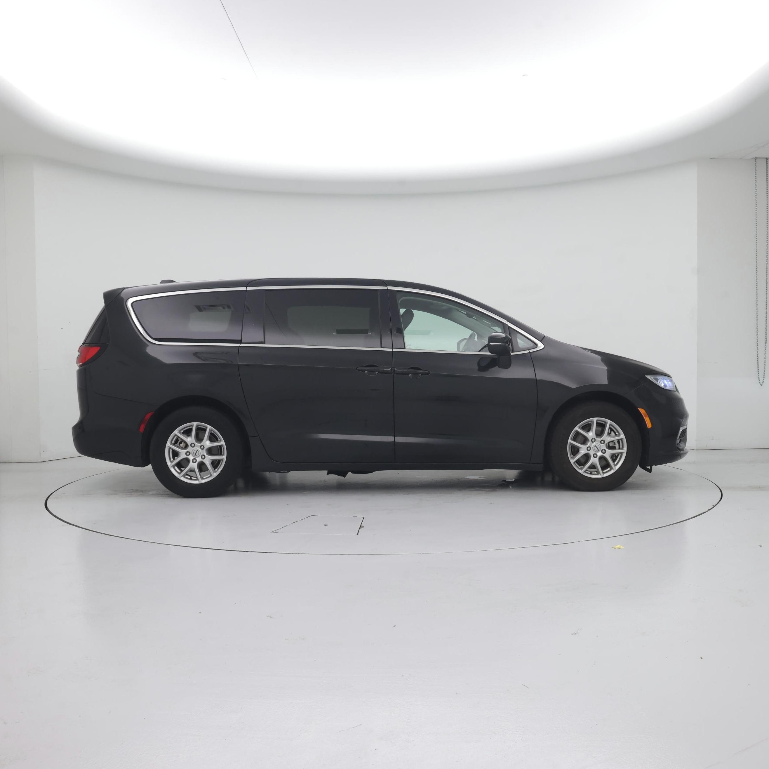 Thumbnail: 2023 Chrysler Pacifica - 7