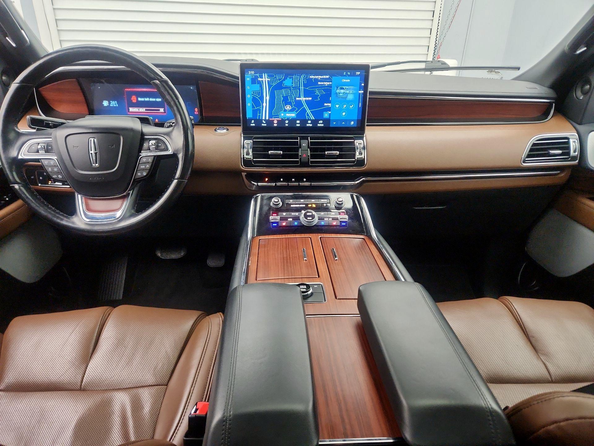 Thumbnail: 2022 Lincoln Navigator L - 9