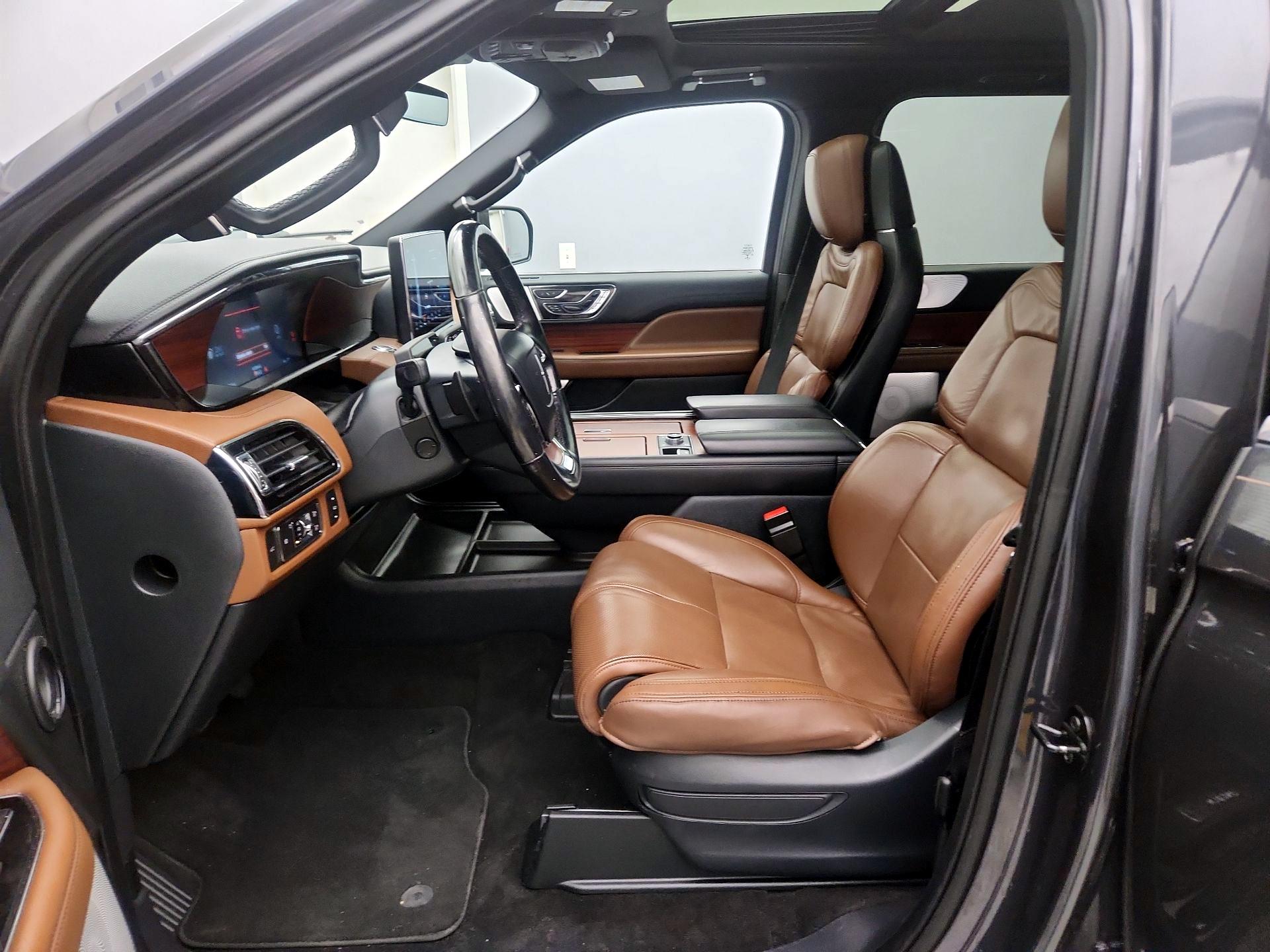Thumbnail: 2022 Lincoln Navigator L - 11