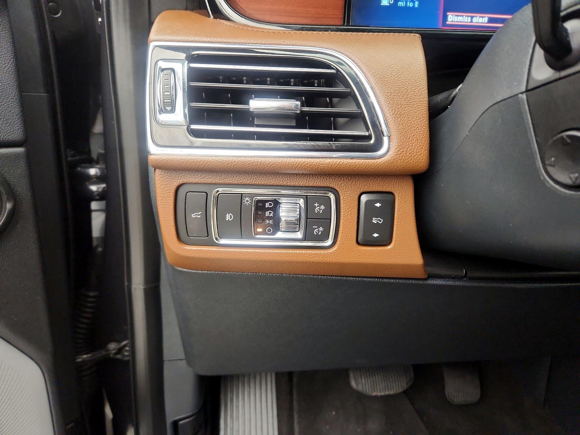 Thumbnail: 2022 Lincoln Navigator L - 13