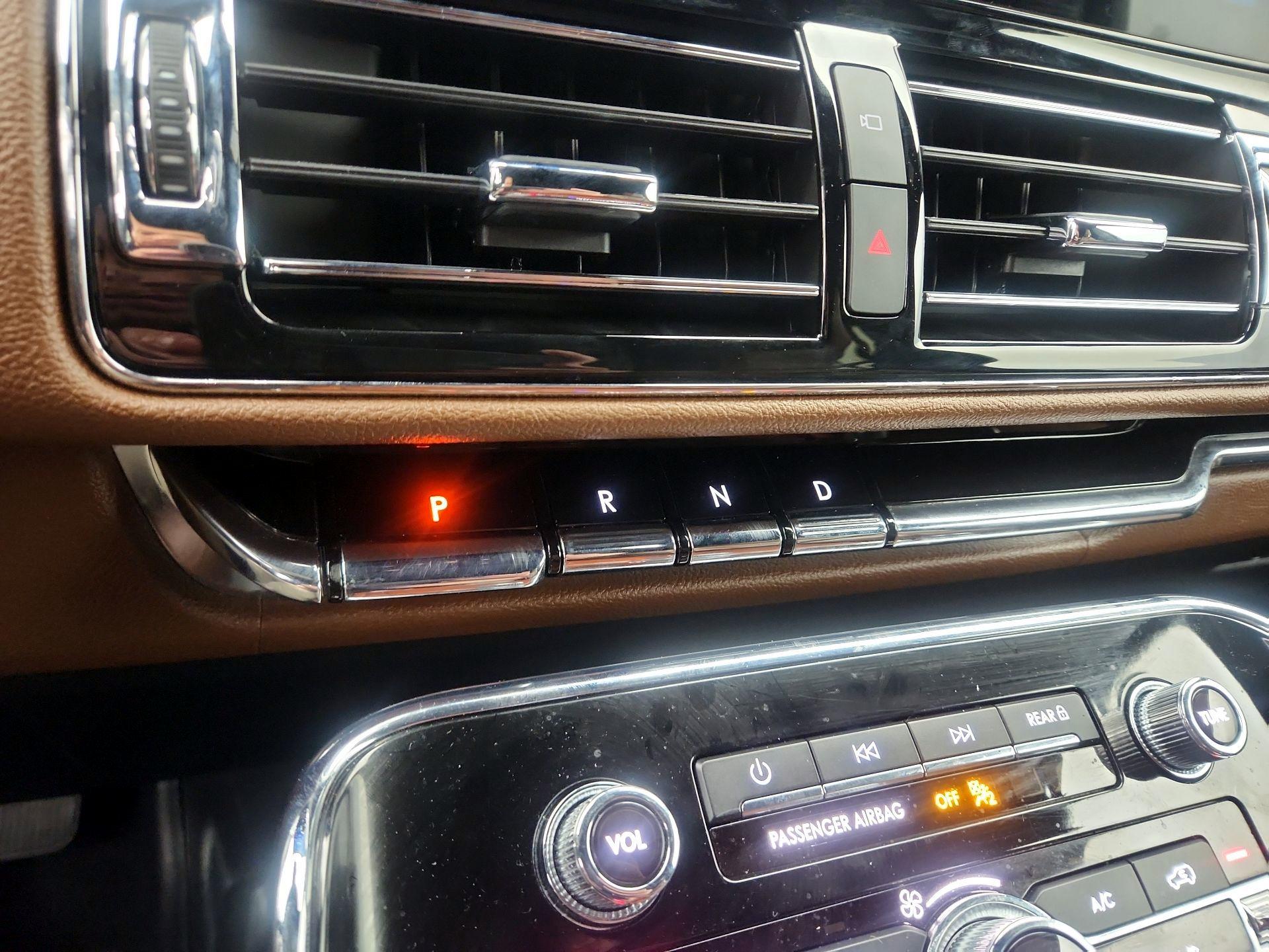 Thumbnail: 2022 Lincoln Navigator L - 18