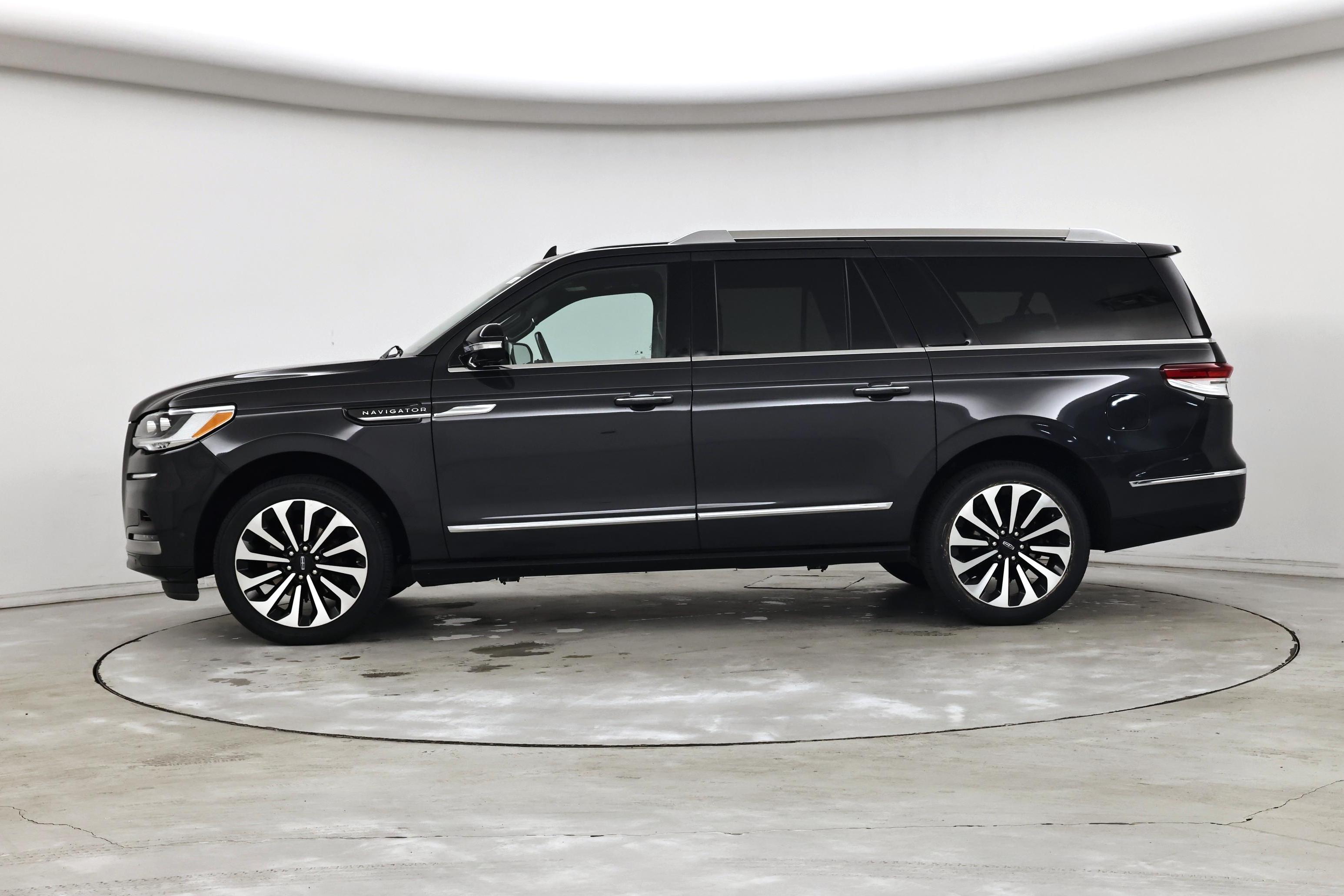 Thumbnail: 2022 Lincoln Navigator L - 3