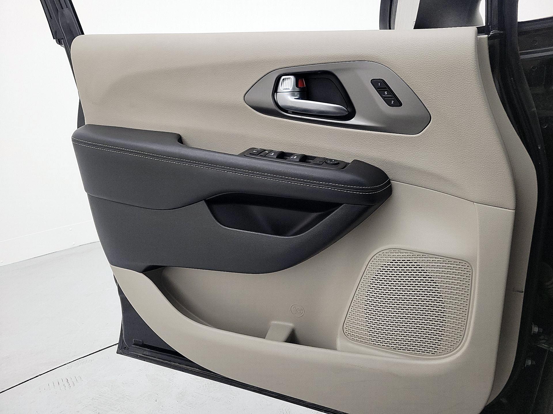 Thumbnail: 2023 Chrysler Pacifica - 12