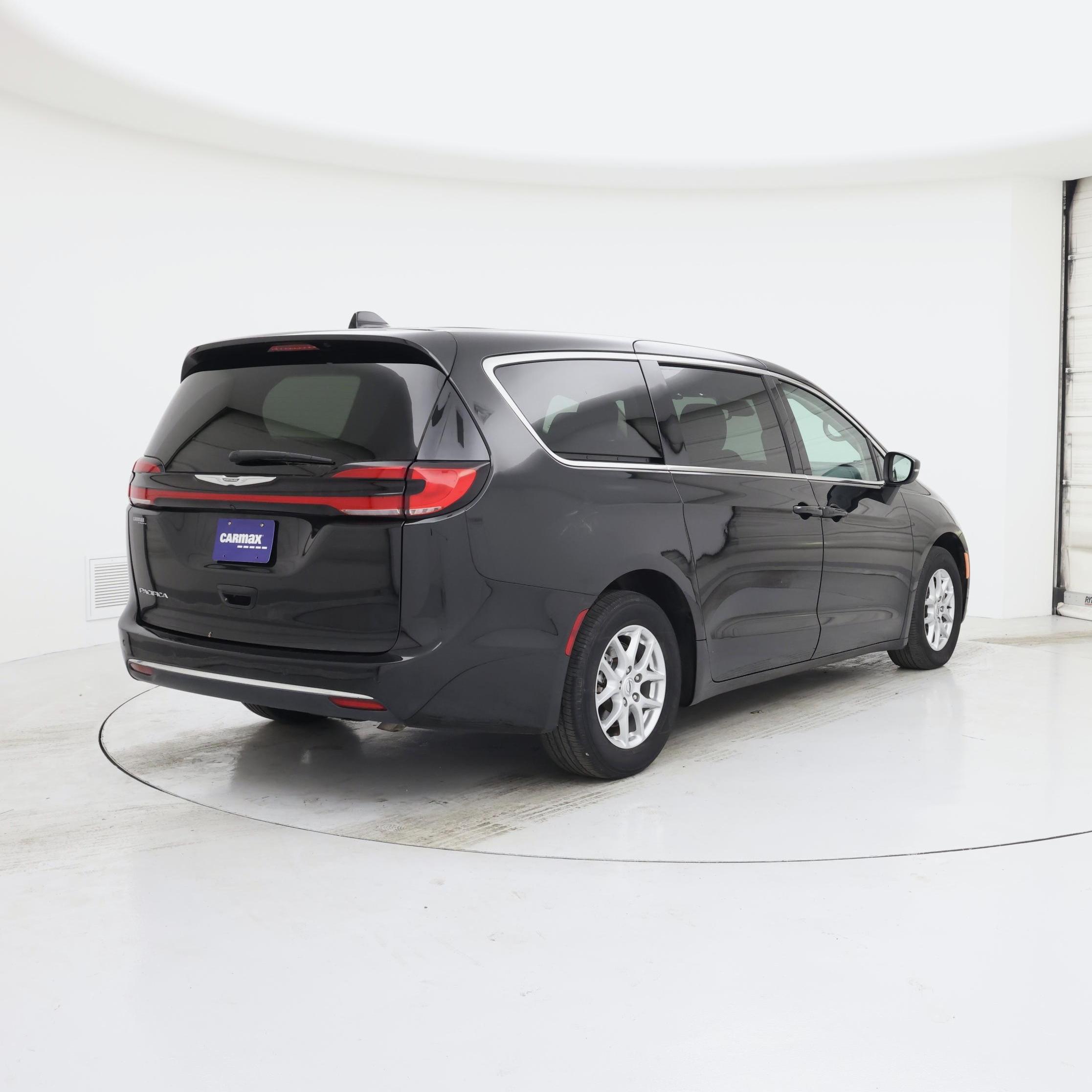 Thumbnail: 2023 Chrysler Pacifica - 8