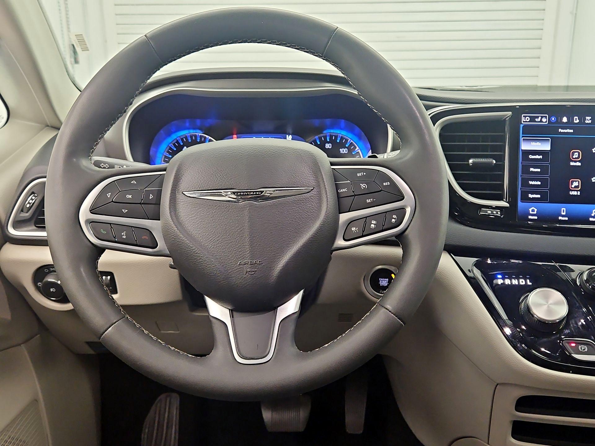 Thumbnail: 2023 Chrysler Pacifica - 10