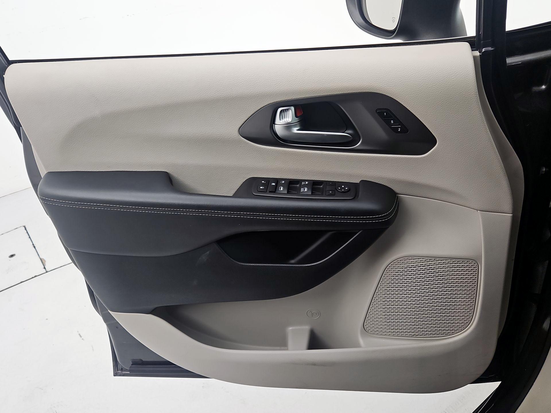 Thumbnail: 2023 Chrysler Pacifica - 12