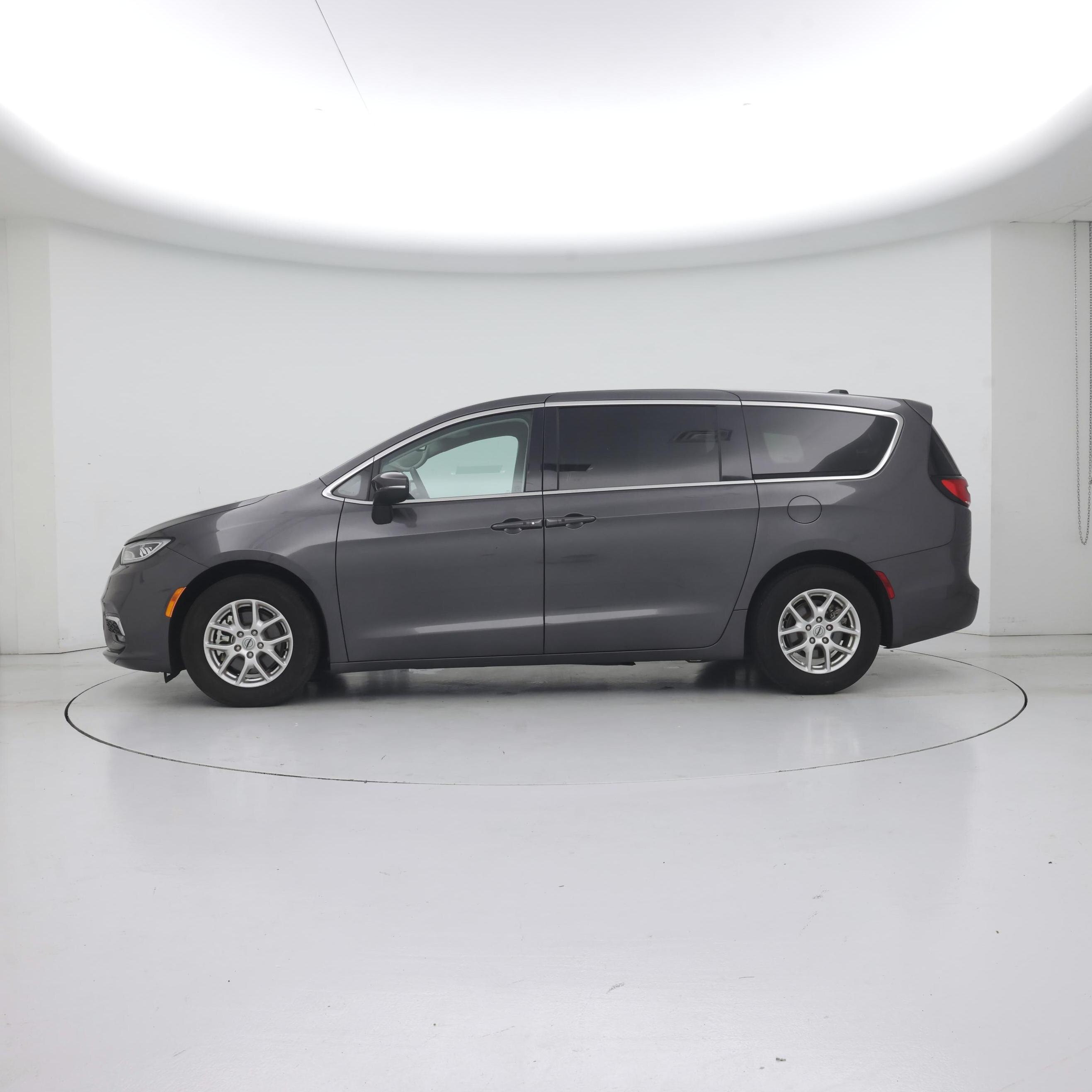 Thumbnail: 2023 Chrysler Pacifica - 3