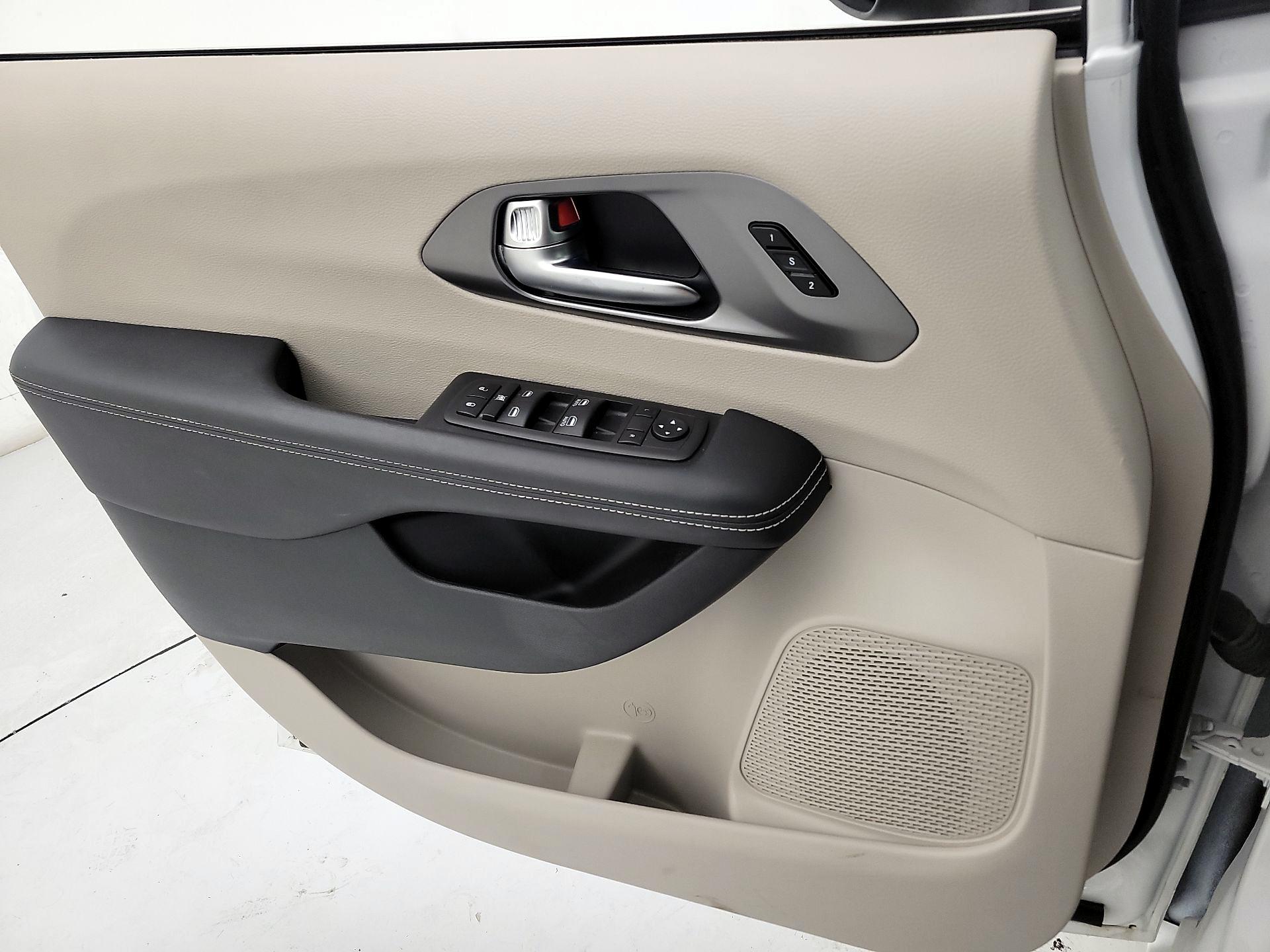 Thumbnail: 2023 Chrysler Pacifica - 12