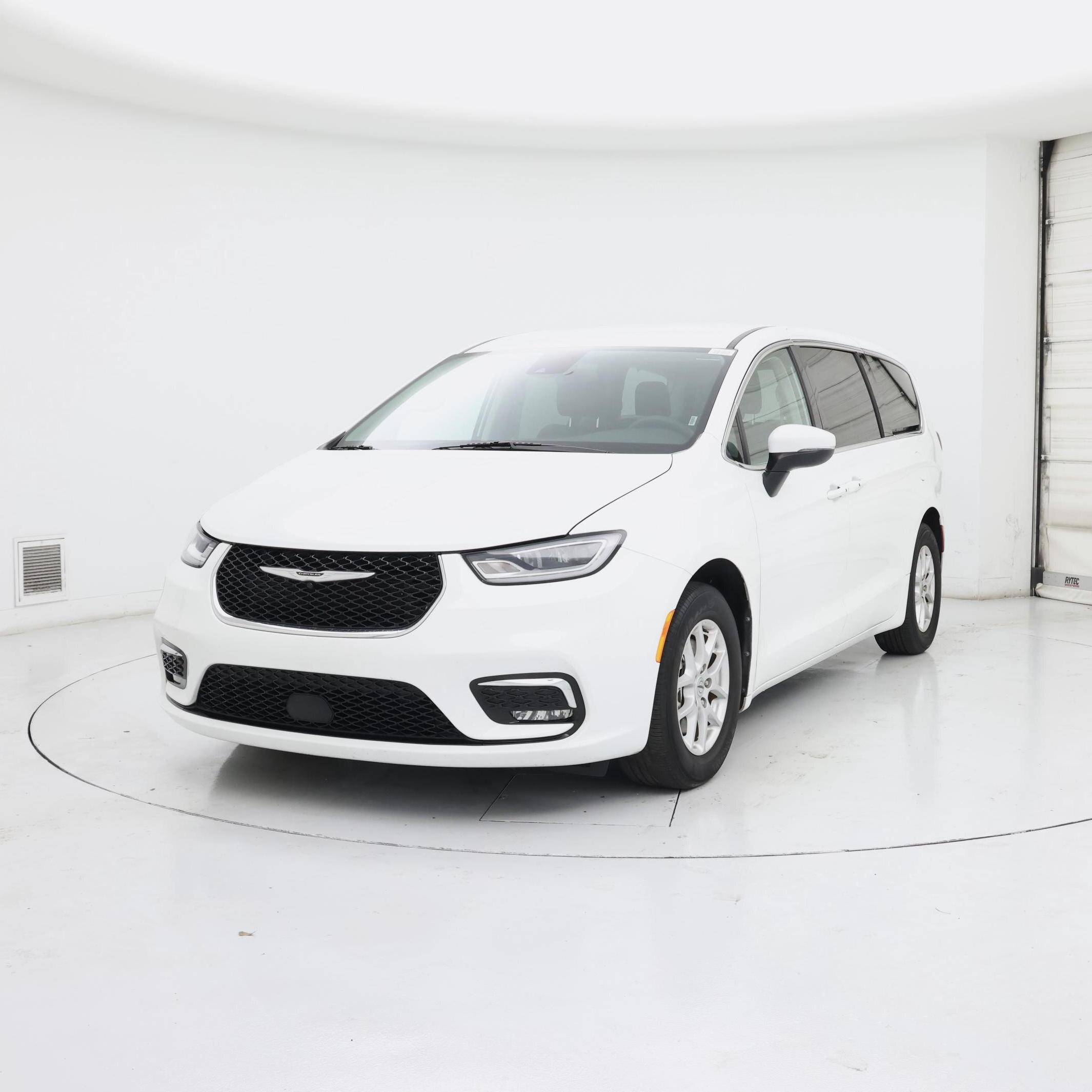 Thumbnail: 2023 Chrysler Pacifica - 4