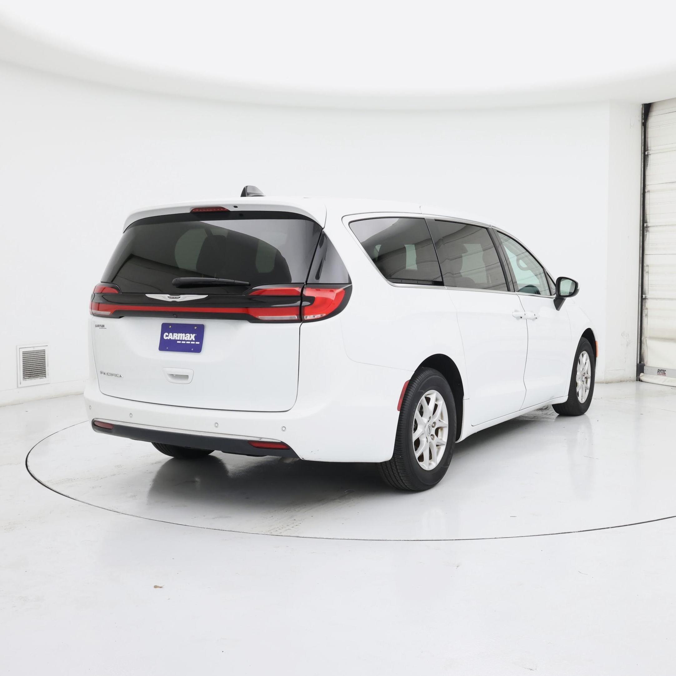 Thumbnail: 2023 Chrysler Pacifica - 8