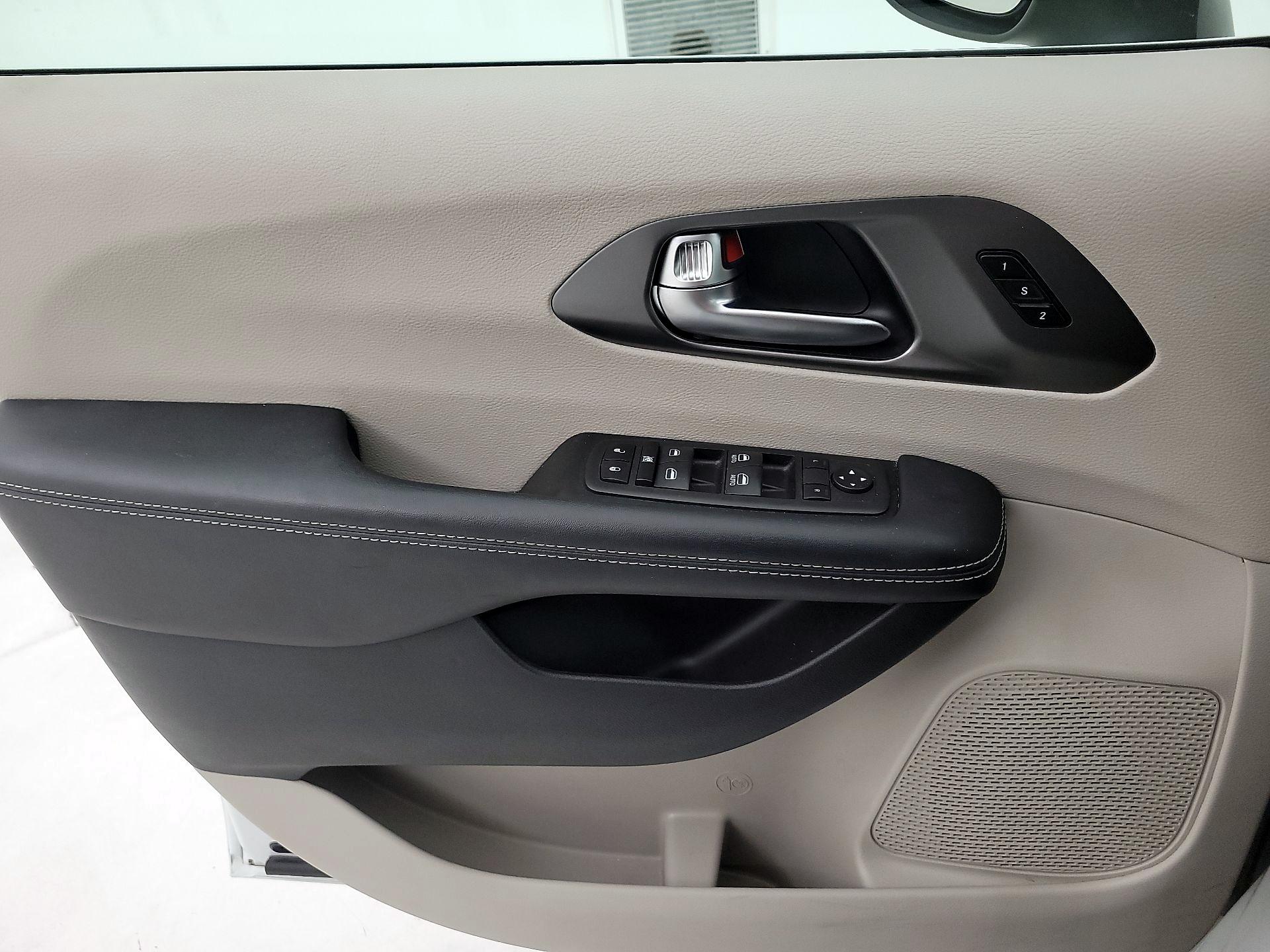 Thumbnail: 2023 Chrysler Pacifica - 10