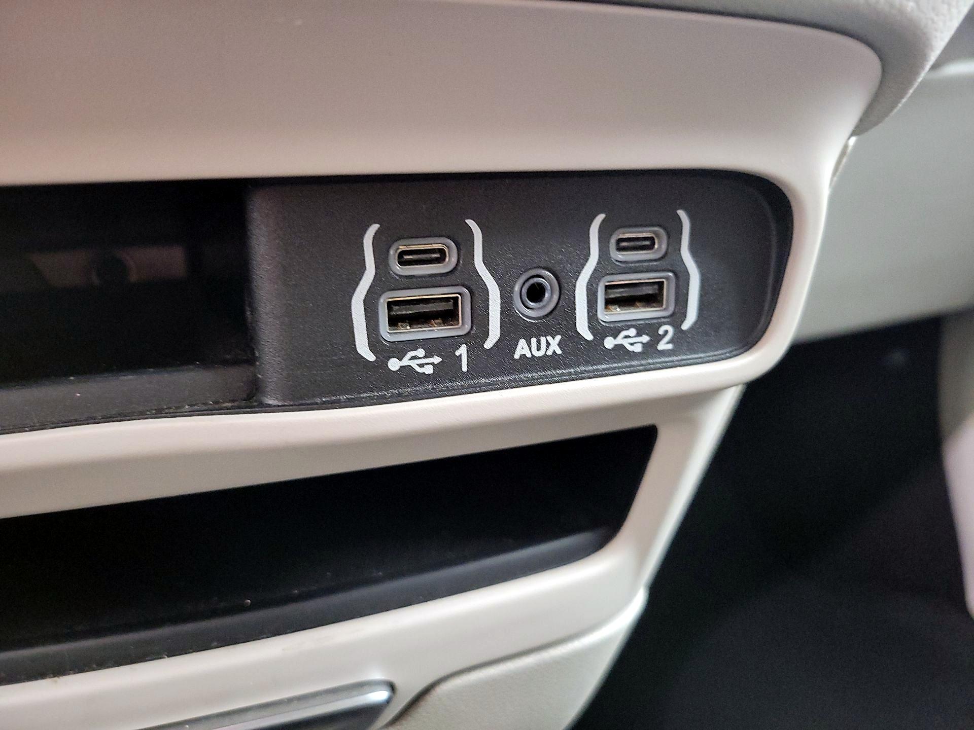 Thumbnail: 2023 Chrysler Pacifica - 16