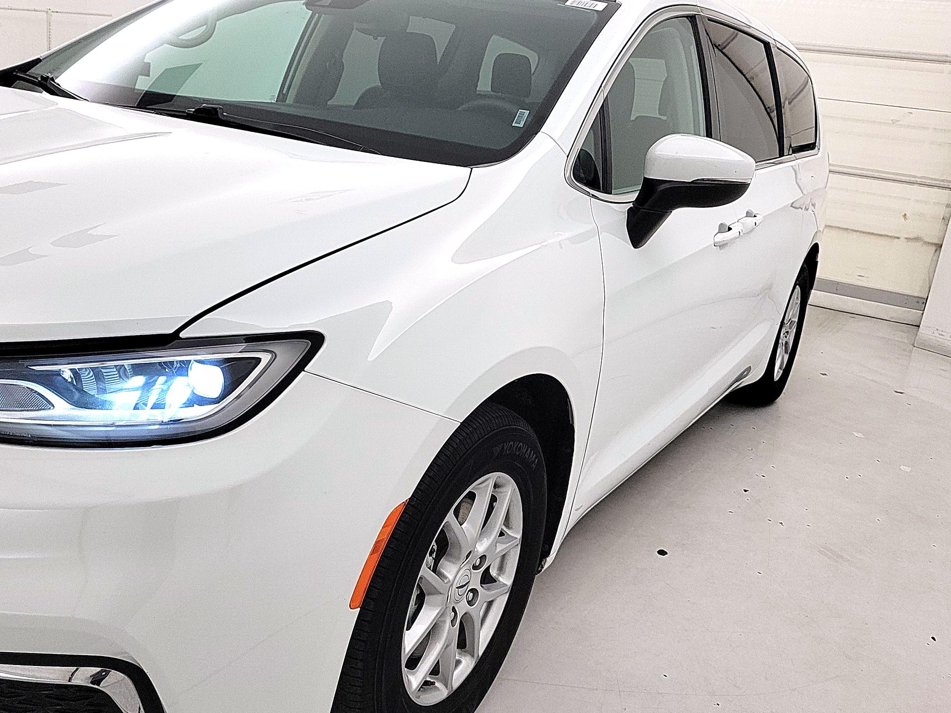 Thumbnail: 2023 Chrysler Pacifica - 3