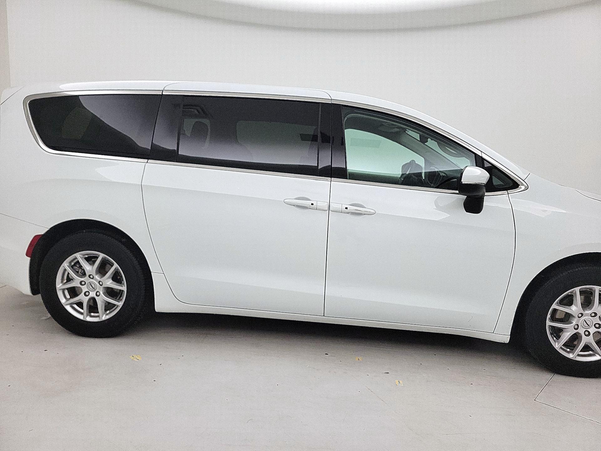 Thumbnail: 2023 Chrysler Pacifica - 4