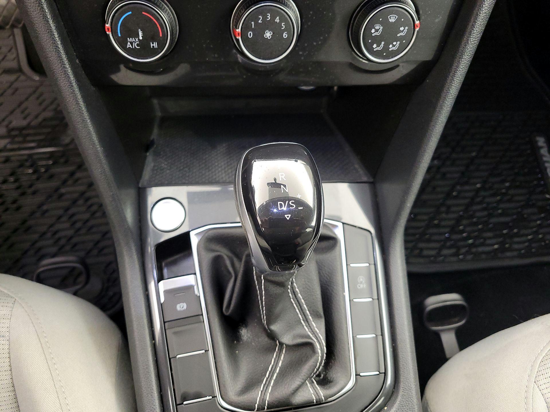 Thumbnail: 2022 Volkswagen Tiguan - 17