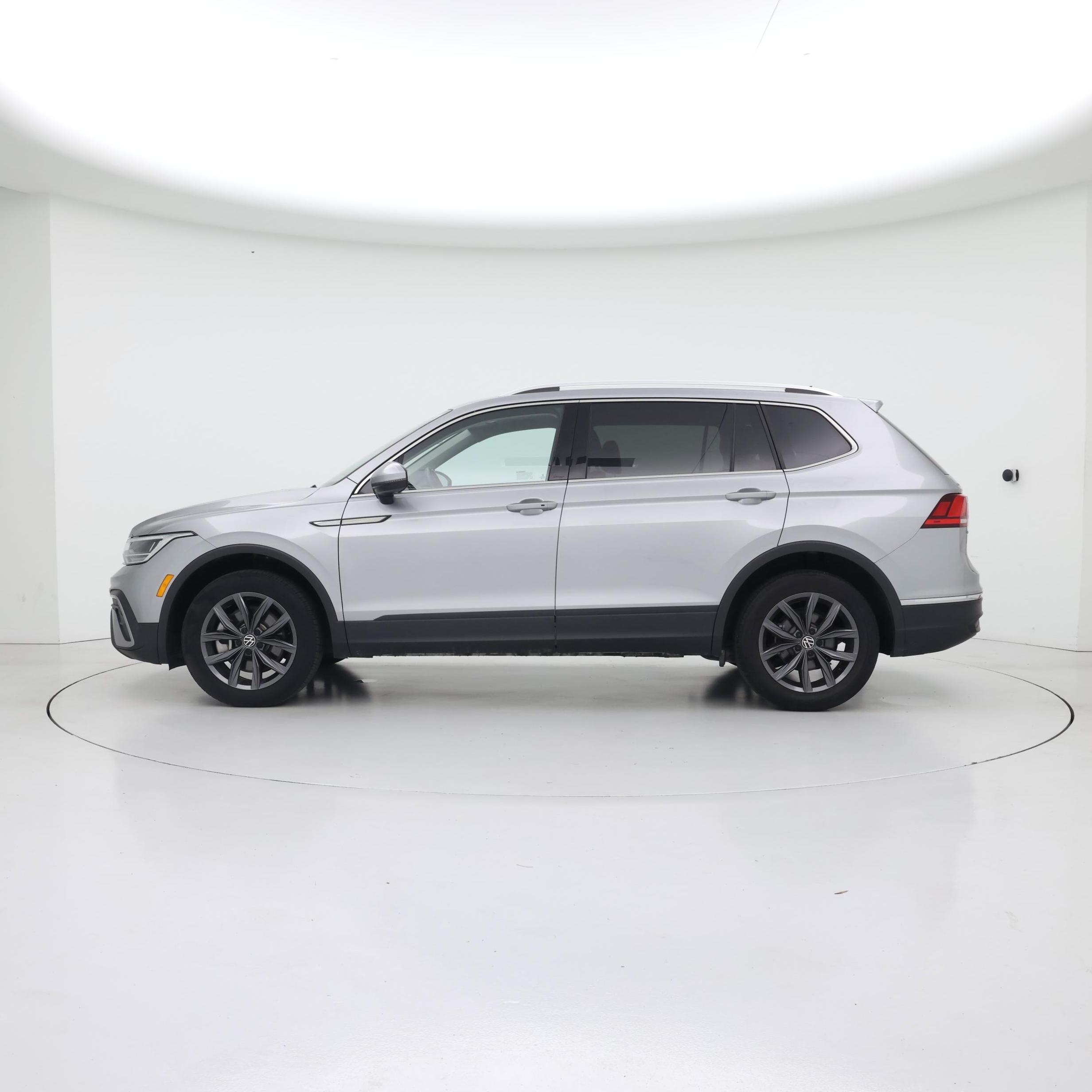 Thumbnail: 2022 Volkswagen Tiguan - 3