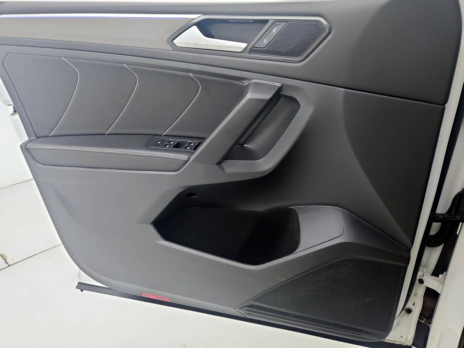 Thumbnail: 2023 Volkswagen Tiguan - 12