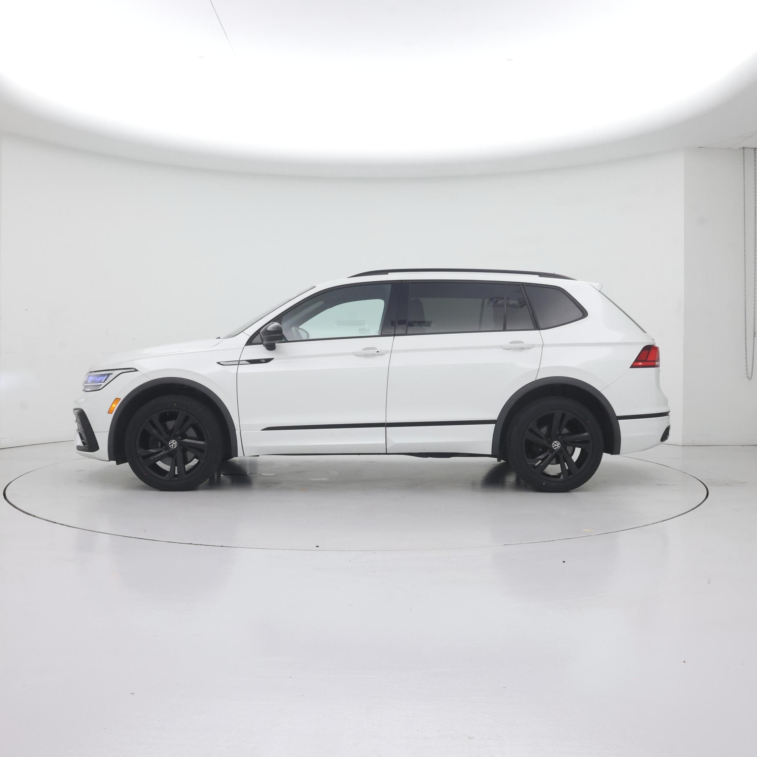 Thumbnail: 2023 Volkswagen Tiguan - 3