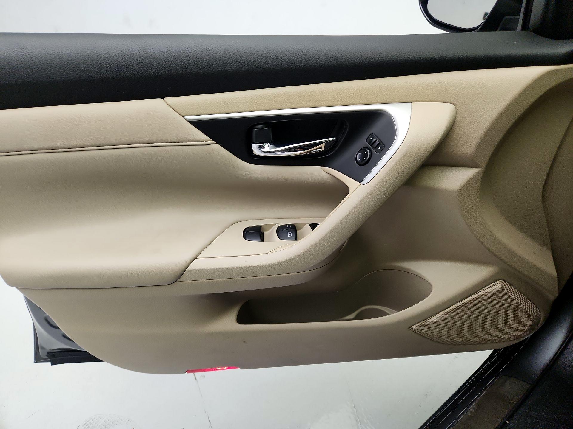 Thumbnail: 2016 Nissan Altima - 12