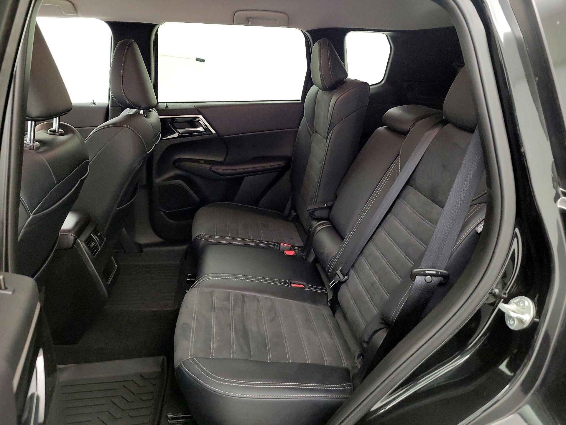 Thumbnail: 2024 Mitsubishi Outlander - 18