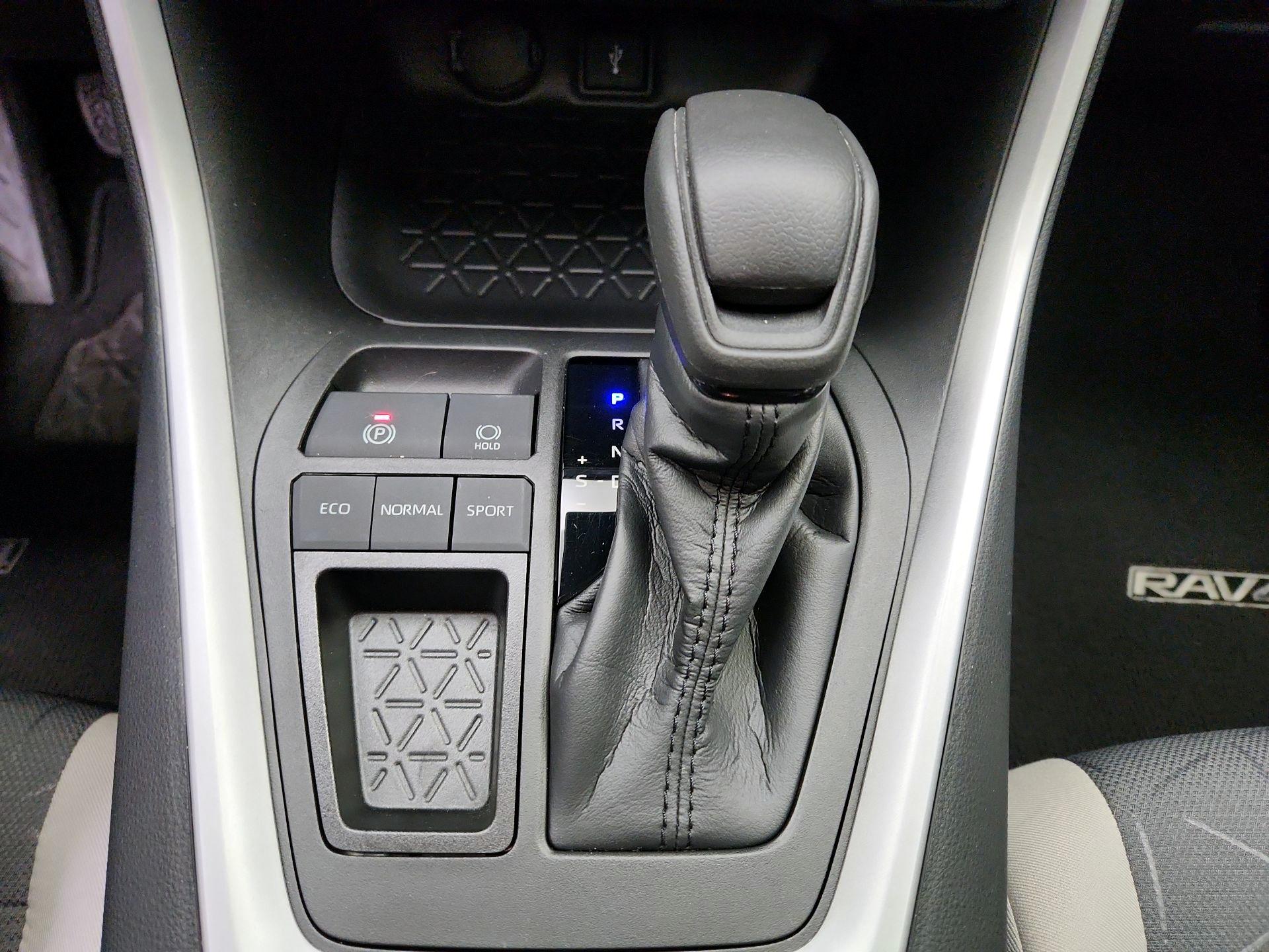 Thumbnail: 2021 Toyota RAV4 - 17