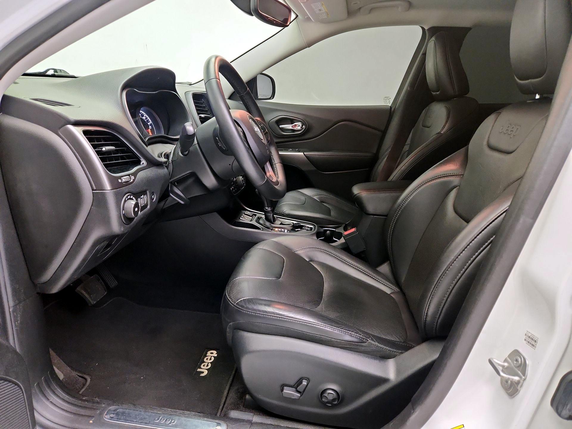 Thumbnail: 2019 Jeep Cherokee - 11