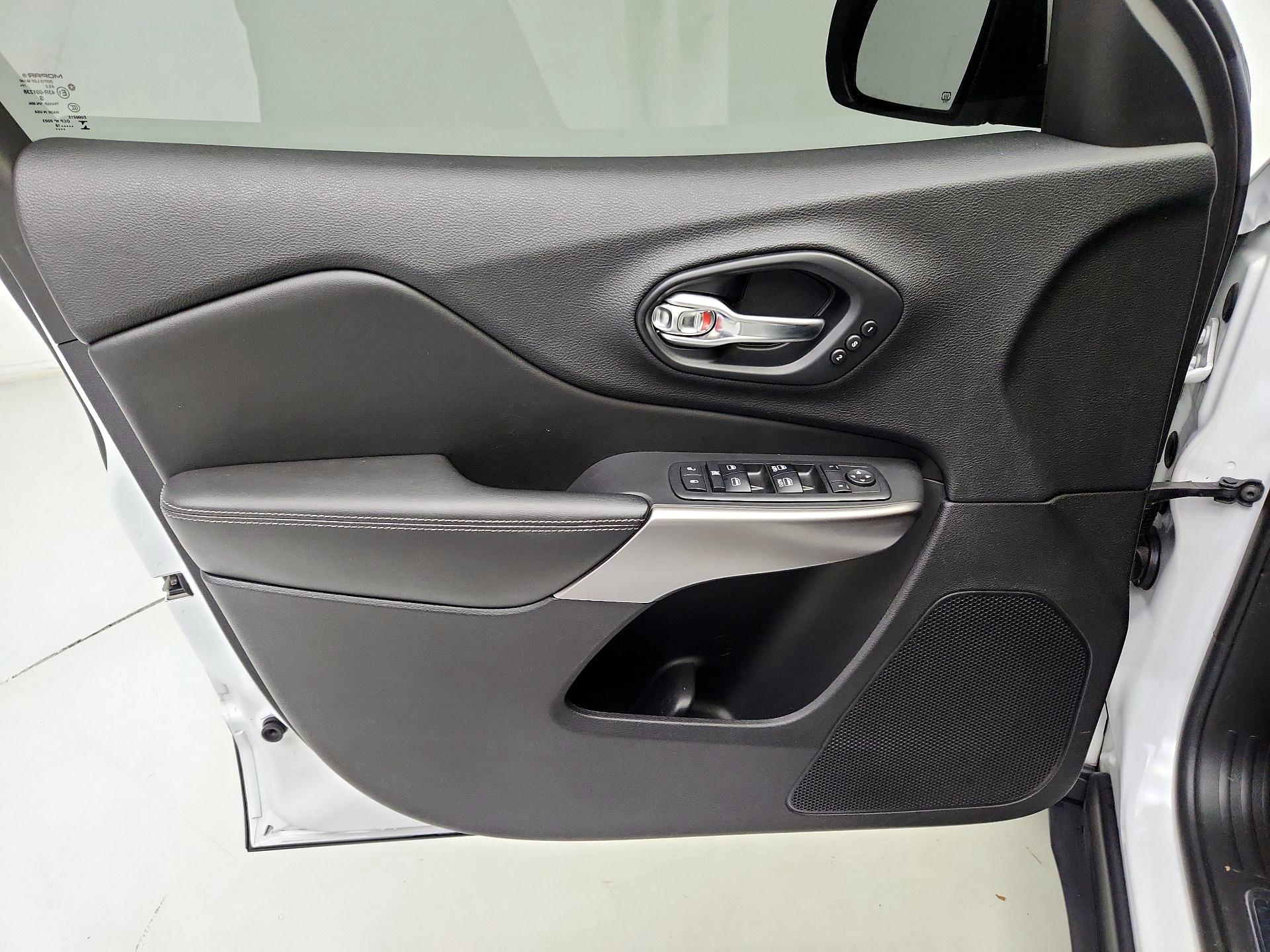 Thumbnail: 2019 Jeep Cherokee - 12