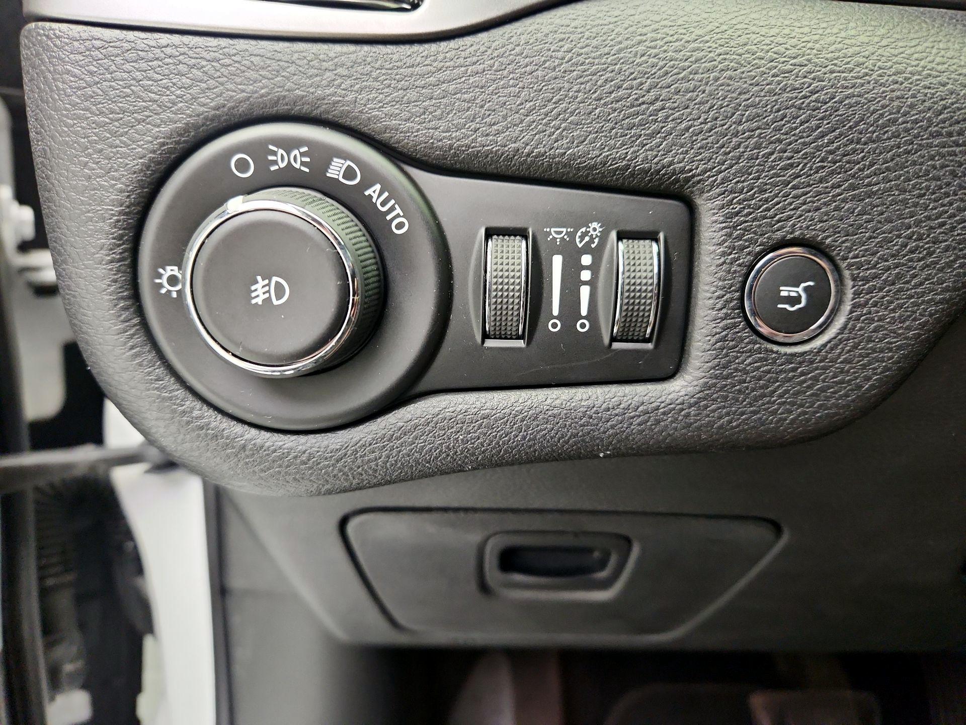 Thumbnail: 2019 Jeep Cherokee - 13